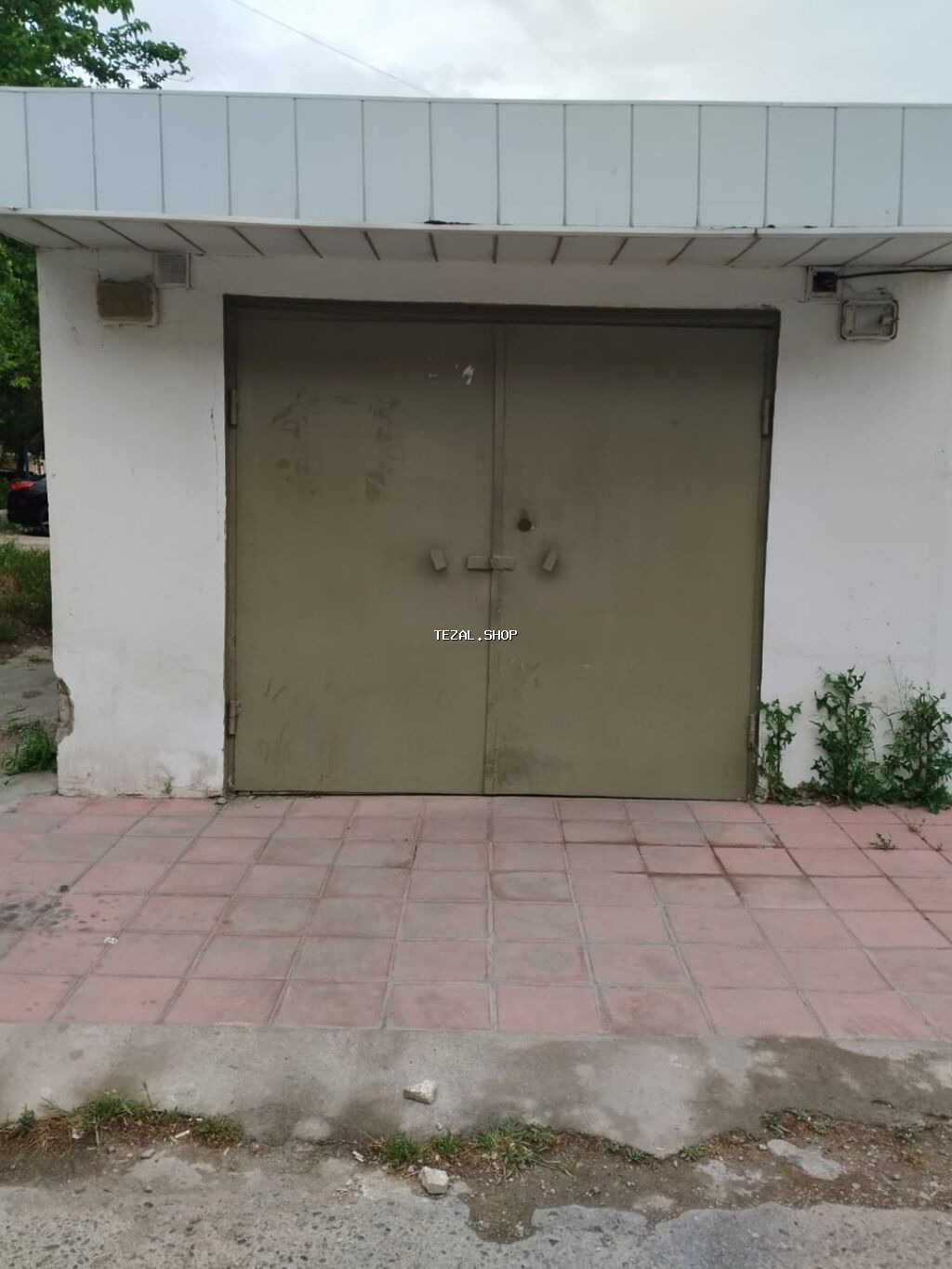 Qaraj qapısı satılır.Ölçüsü 245x224.Qalın dəmirdəndir(4lük),passız əla