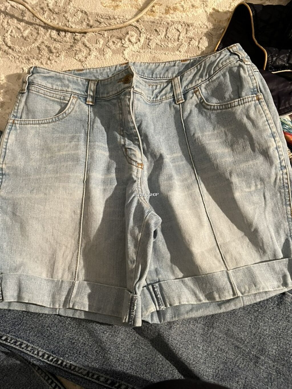 - Məhsul: Cins şort - Rəng: Açıq mavi (yüngül yuma effekti) - Parça