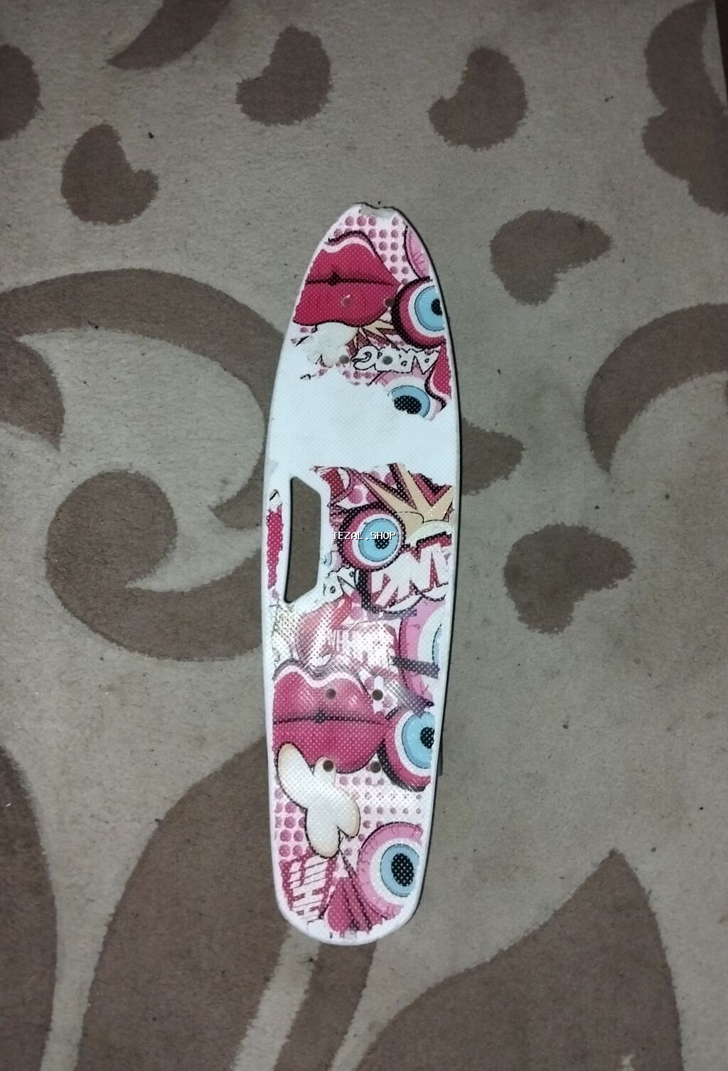 Penny board gövdəsi (deck) Üzü yaxşı görünməsədə çox dayanığlıdır. -