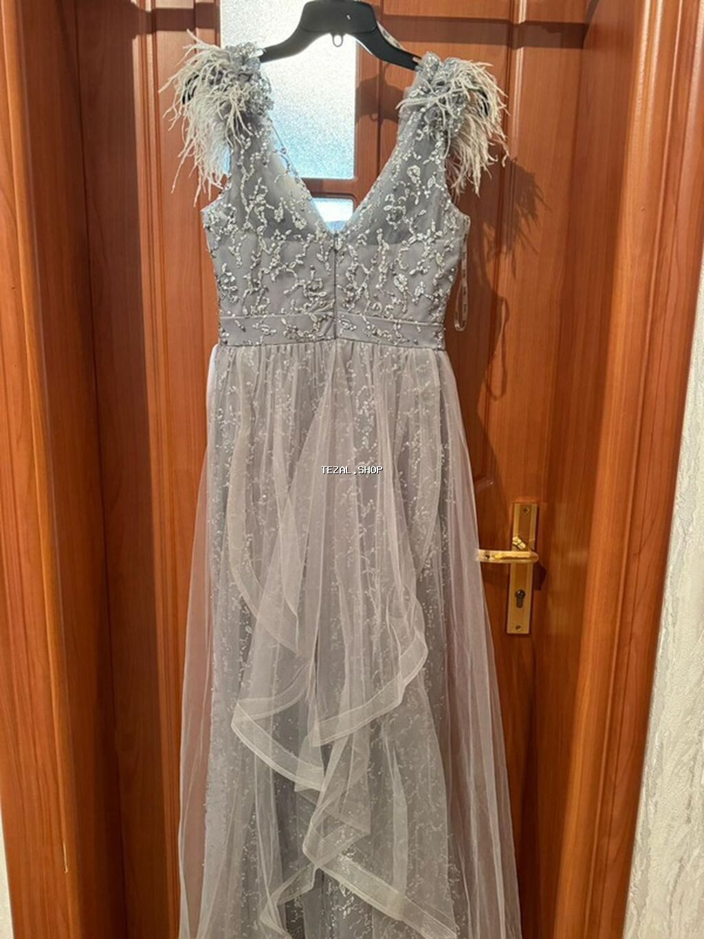 Zərif gecə/libas - Rəng: Boz-gümüşü - Model: V-yaxa, bədənə oturan