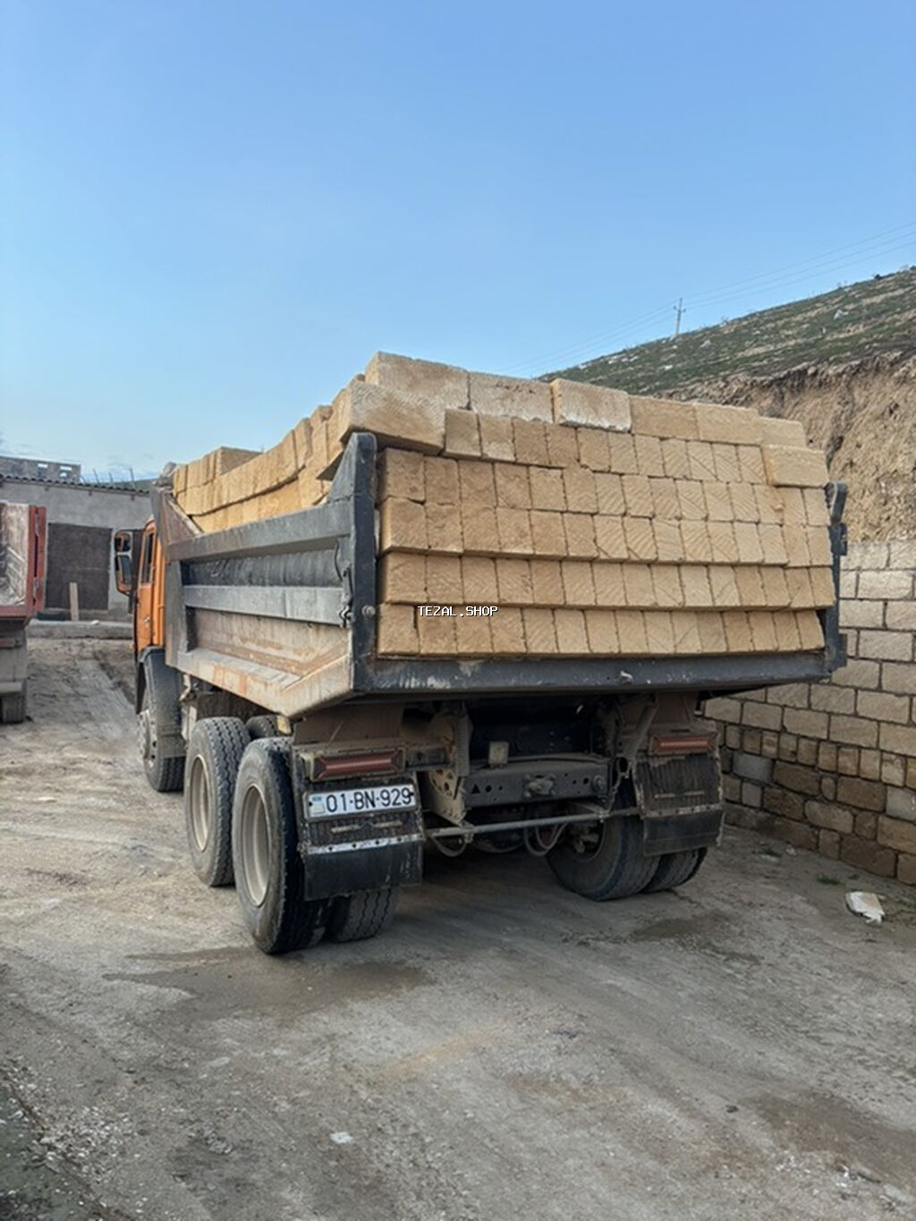 Məhsul: Daş karxanasından çıxma ağlay/kəsme daş blokları (qaymaqlı