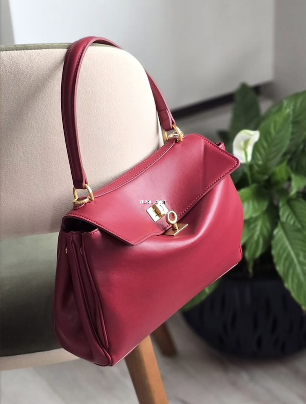 Qırmızı çiyin çantası – klassik və zərif dizayn - Material: hamar