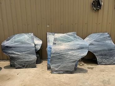 Chevrolet Equinox avtomobilinin qapısı. Ağ rəngdədir və avtomobilin - şəkil 4