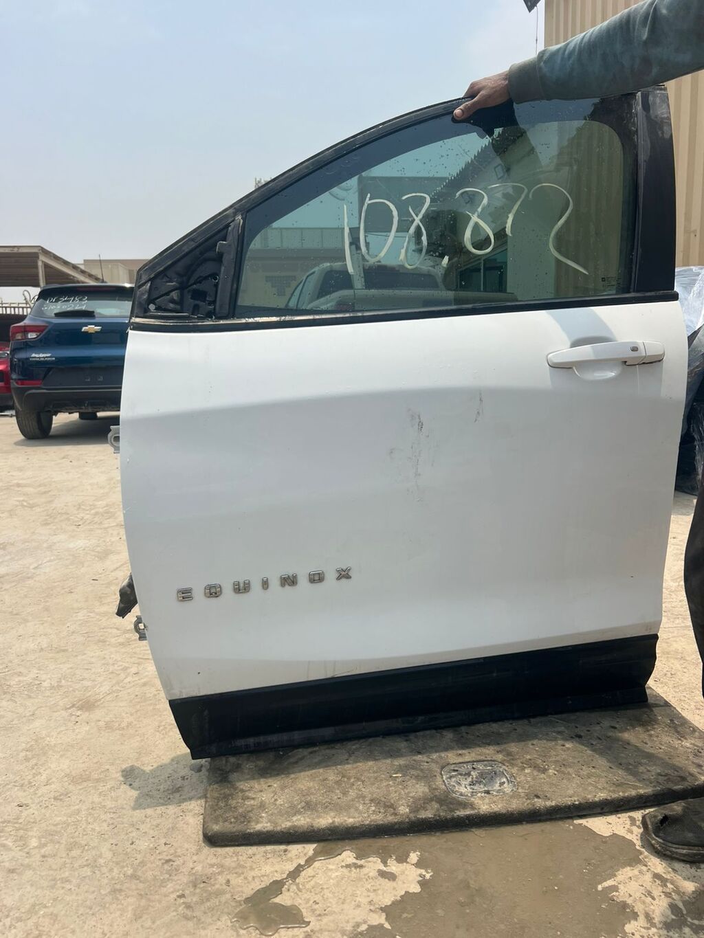 Chevrolet Equinox avtomobilinin qapısı. Ağ rəngdədir və avtomobilin