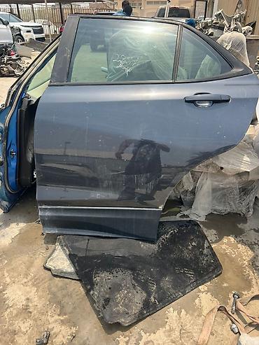 Chevrolet Equinox avtomobilinin qapısı. Ağ rəngdədir və avtomobilin - şəkil 3