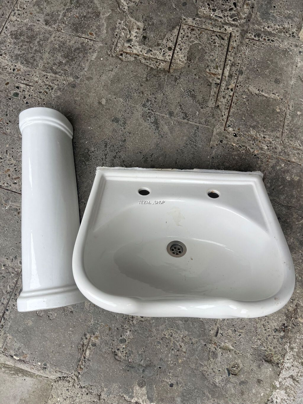 Rakvina satılır heç bir qırıgı çat cızıg yoxdu deməy olarki işlənməyib