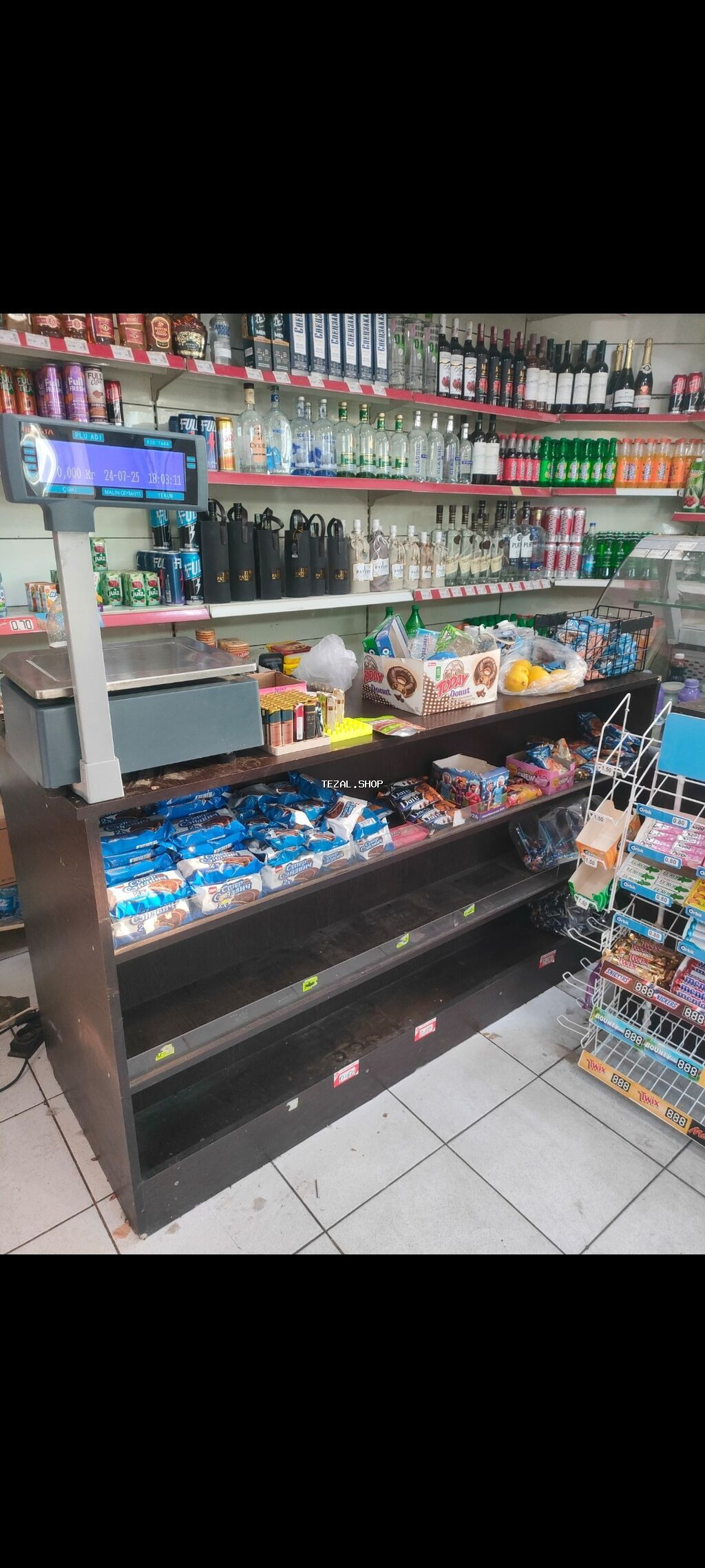 On terefi kassa ucun arxa terefi vitrin olan kassa.masasi satilir