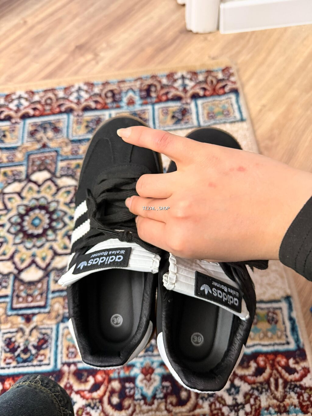 35manata alınıb geyinilmeyib, 39razmerdi hem qadın hem kisiler ucun