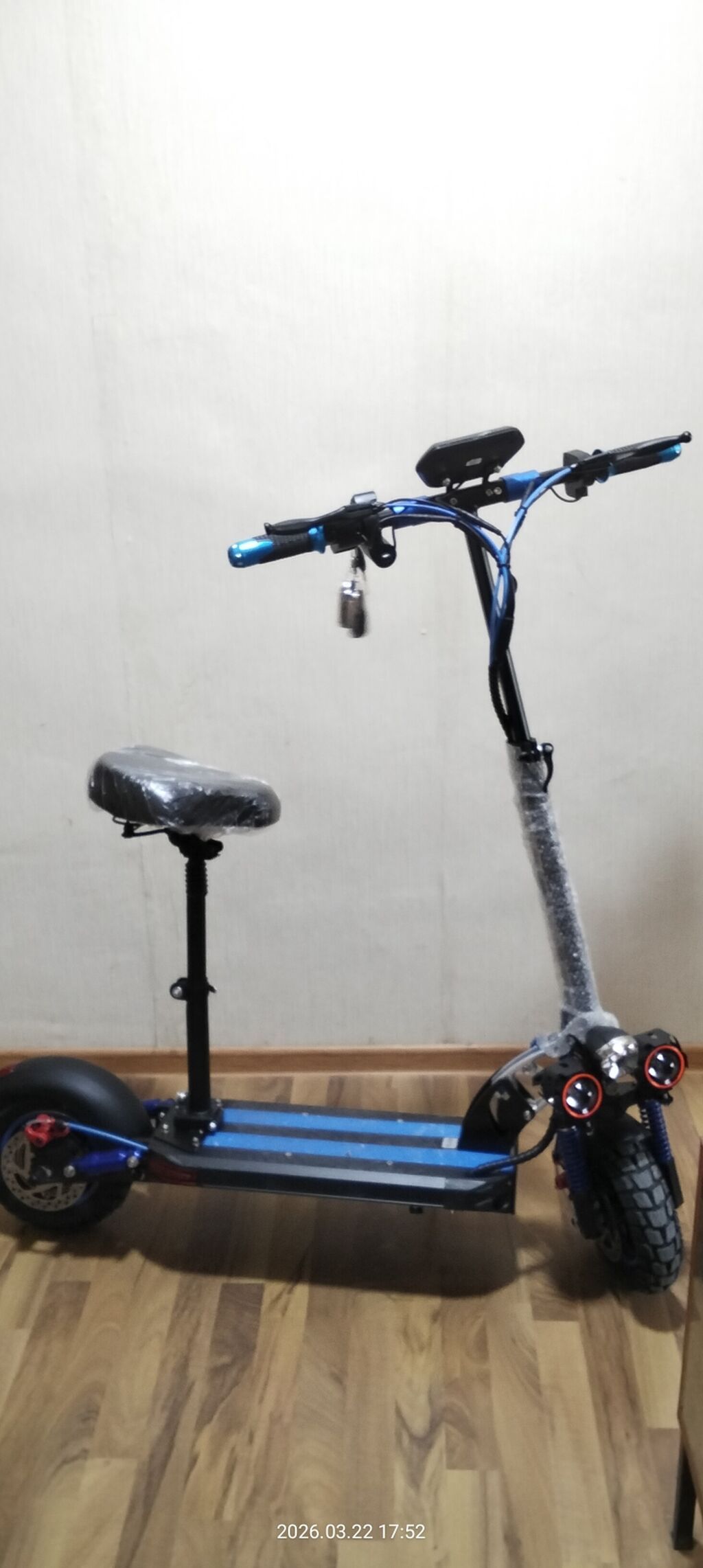 Elektrik skuter – oturacaqlı, güclü işıqlanma və böyük displeyli