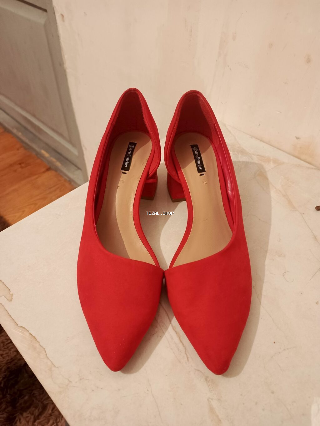 Qırmızı qadın tuflisi coox Baha alinib 1 dede geylib bir nece saatliq