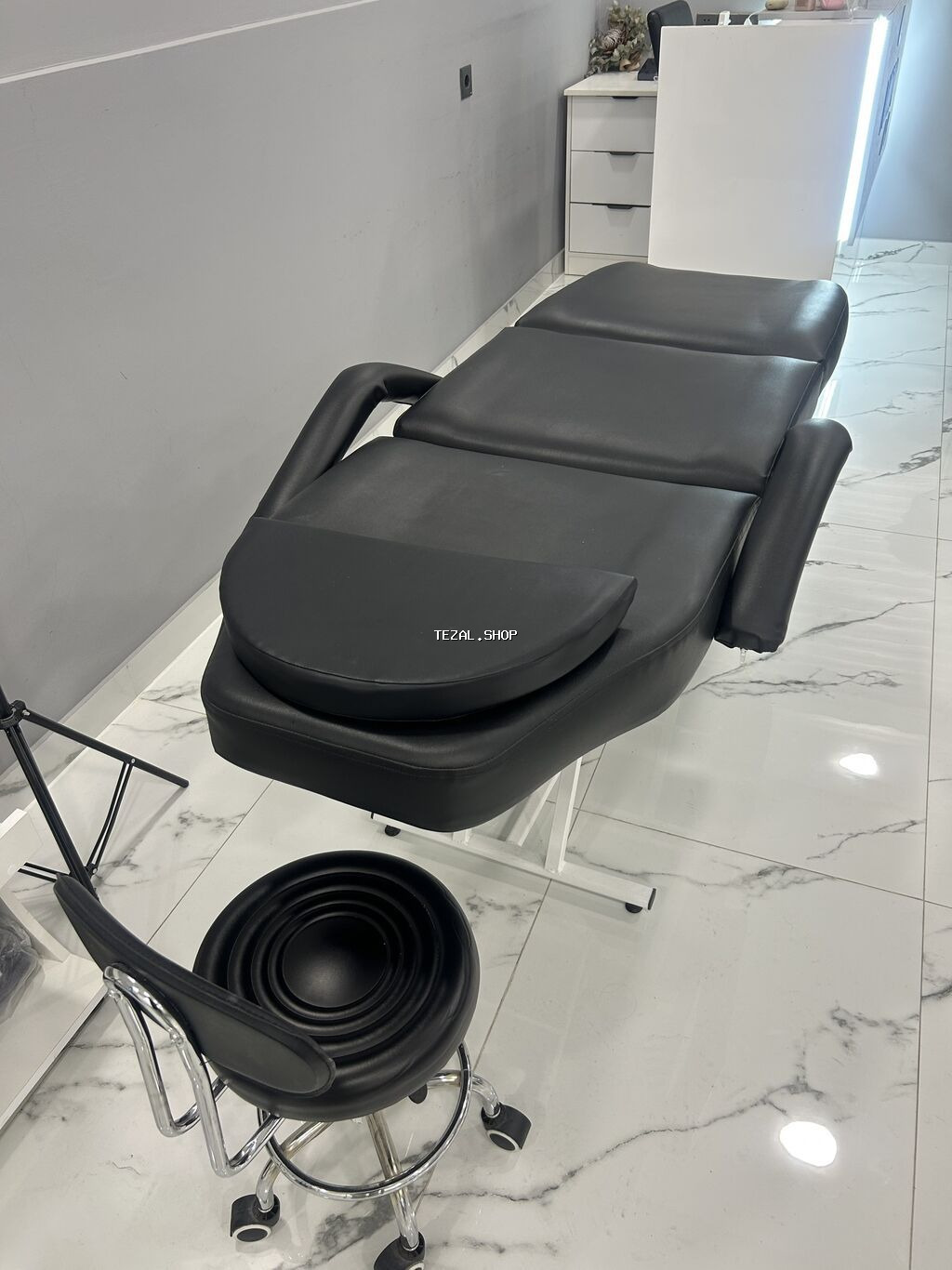 Кушетка почти новая, не использовалась практически. В идеальном