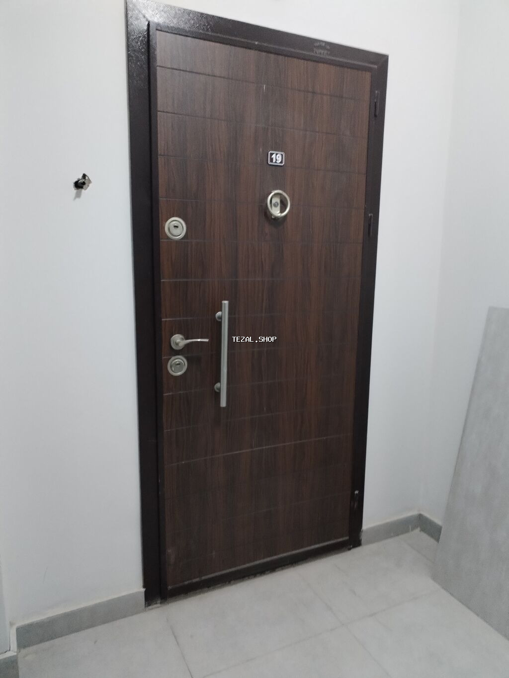 Dəmir giriş qapısı – taxta teksturalı dekor panel - Material: Möhkəm