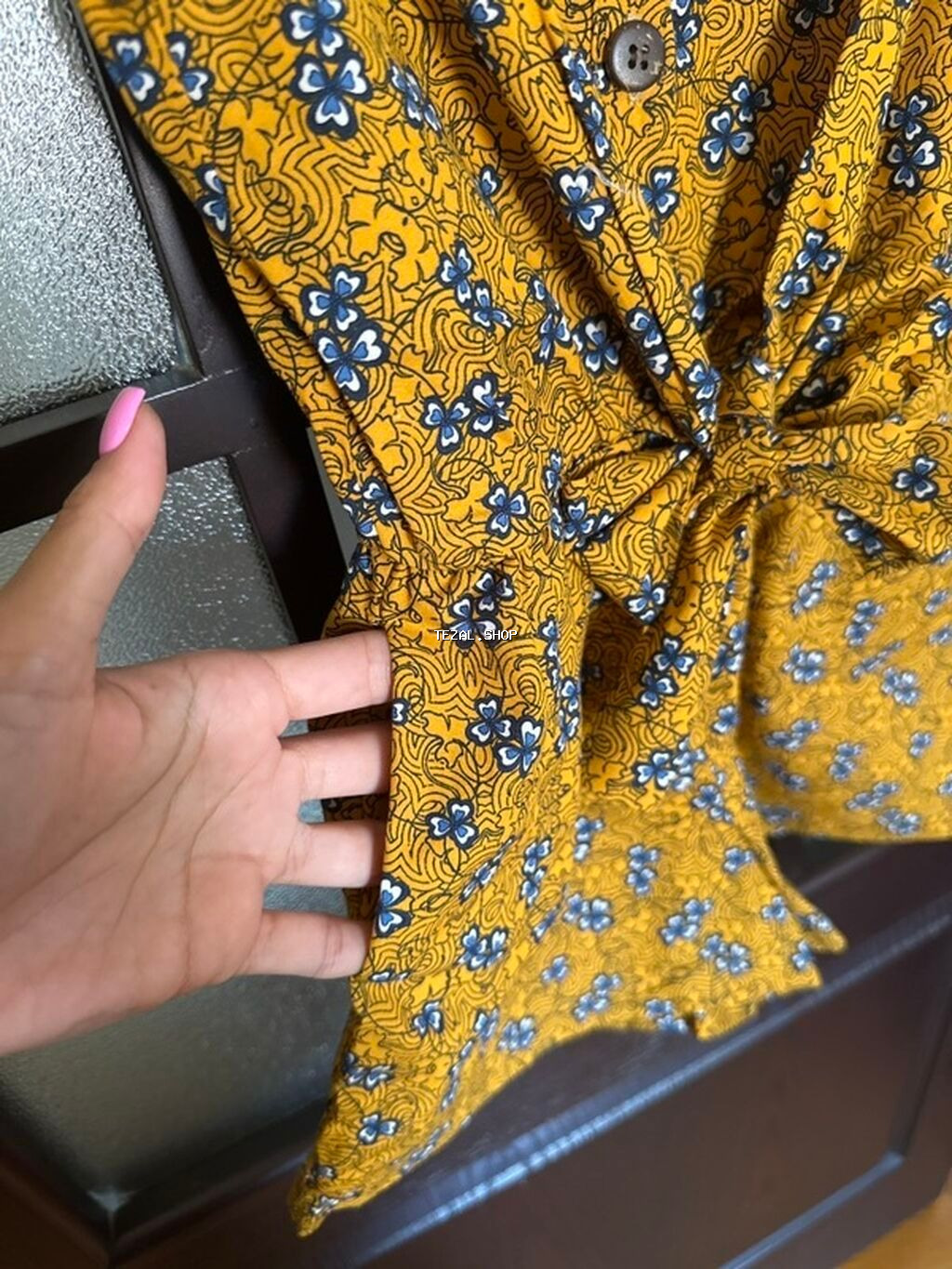 Mango markasına aid bu qız romperi, sarı fonda mavi və ağ çiçək