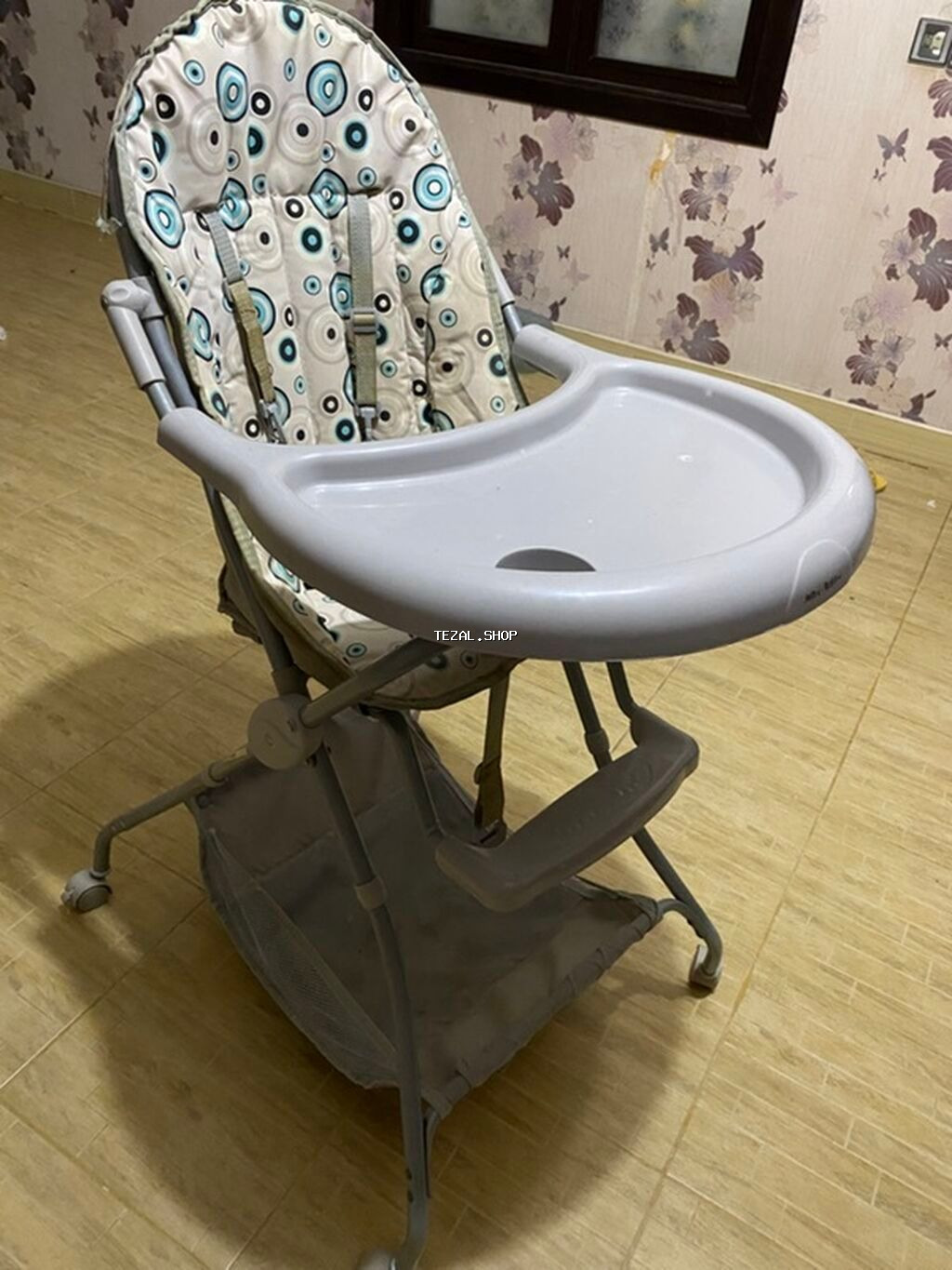 Uşaqlar üçün yüngül boz rəngli uşaq oturacağı, ağ və mavi dairələrlə