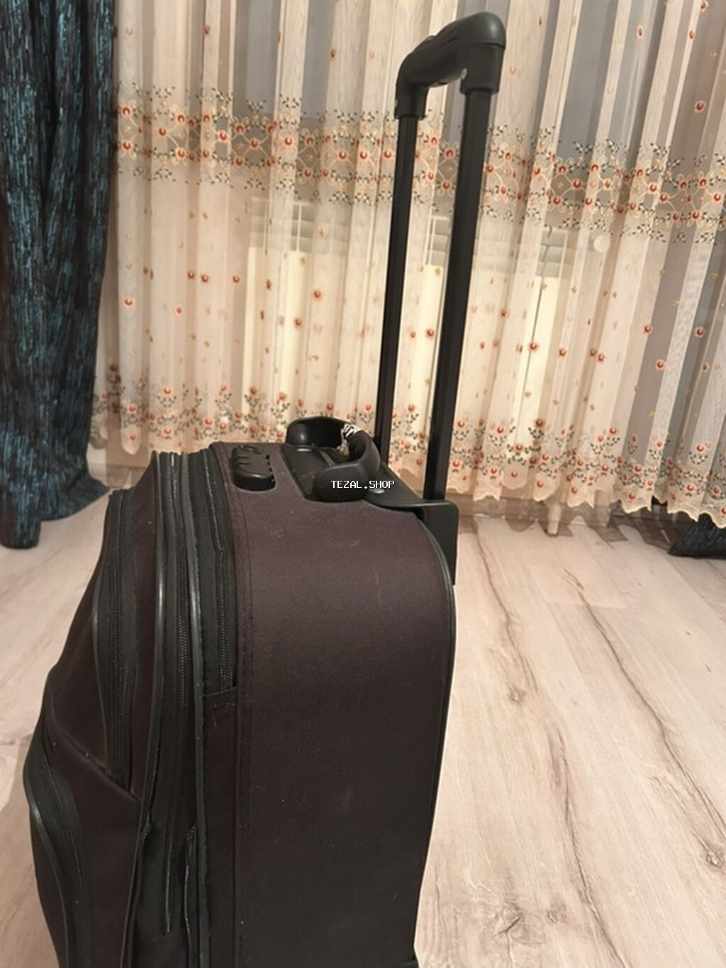 Səyahət çamadanı – yumşaq korpuslu, tünd rəng - Geniş əsas bölmə və