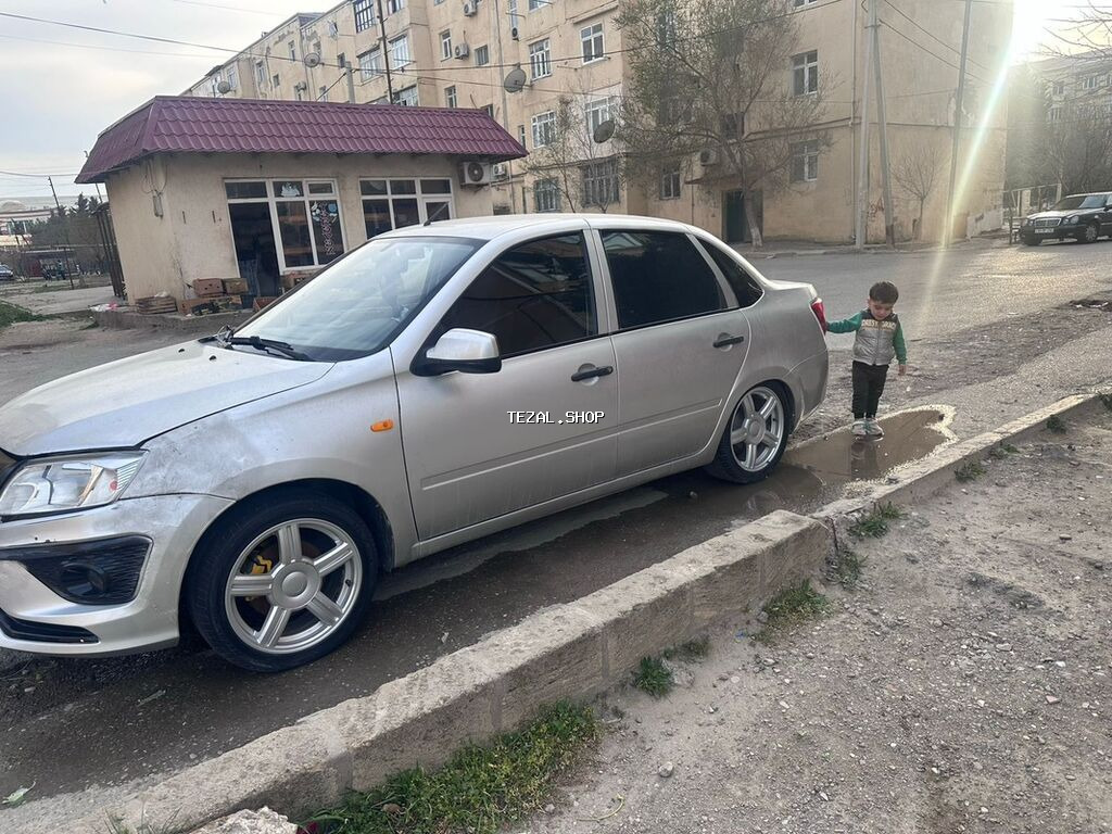 Maşın əla vəziyətdədi çox cuzi kasmetik işi var çox çox təcili satılır