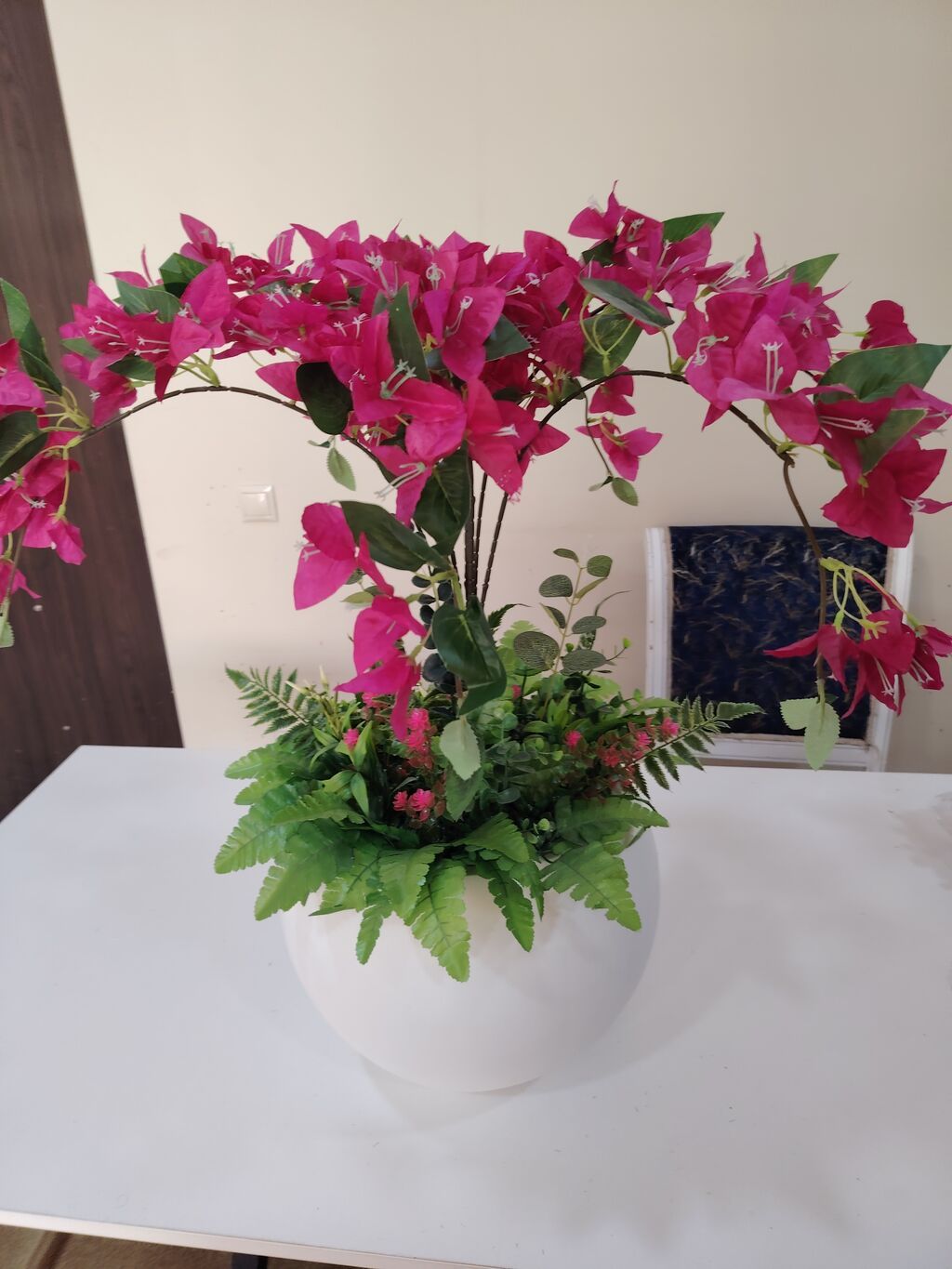 Dekorativ bouqenvilliya kompozisiyası – ağ şar formalı qablarda -