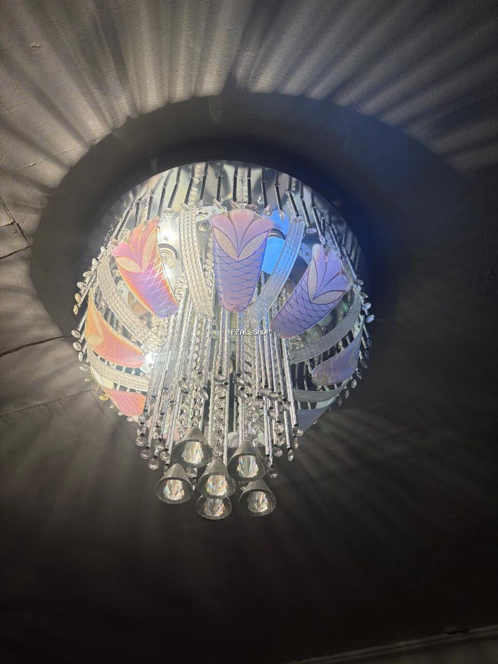 3D Lustr, pultu var, fleshka yeri var, bluetooth var, internete