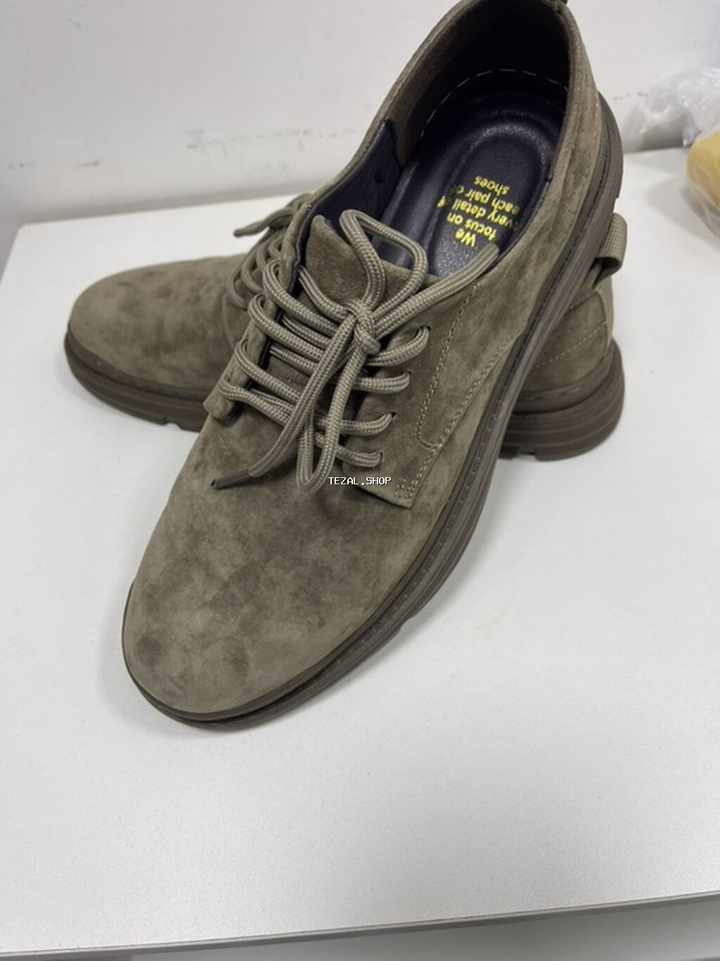 Kişi ayaqqabısı – süet/velür üst material, zeytun-boz (taupe) rəng. -