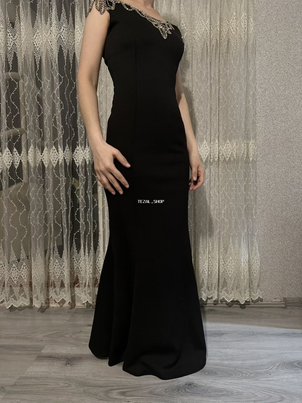 Zərif qara ziyafət donu - Uzun, bədənə oturan siluet, aşağı hissədə