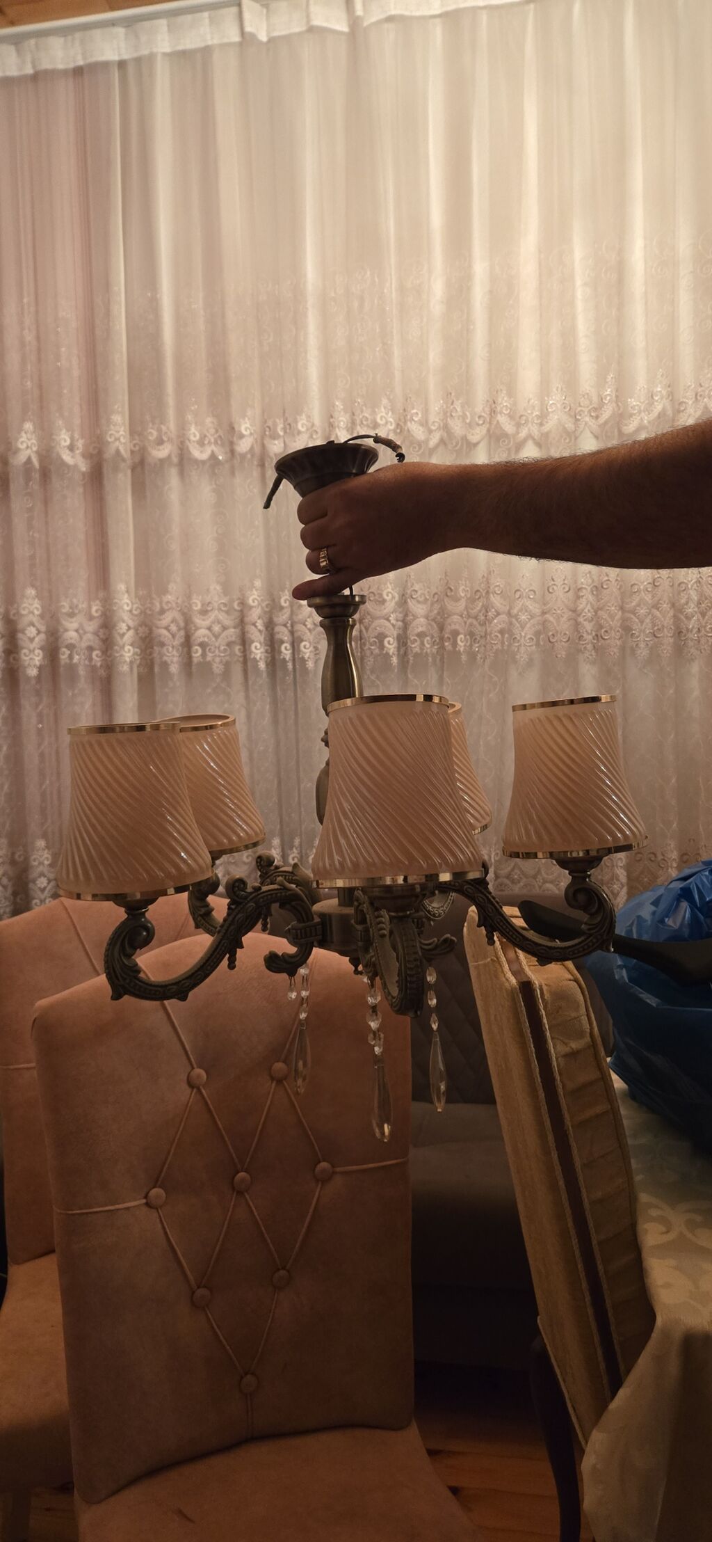 Lyustralar yaxshi veziyyetdedir.Her bir hissesi ustundedir.2si qonaq