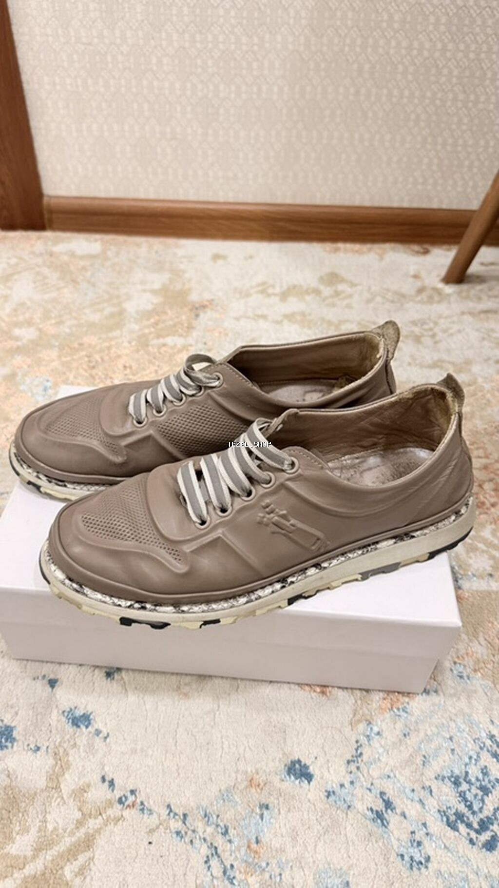 Şəhər üslubunda qadın ayaqqabısı - Rəng: bej/boz (taupe tonları) -