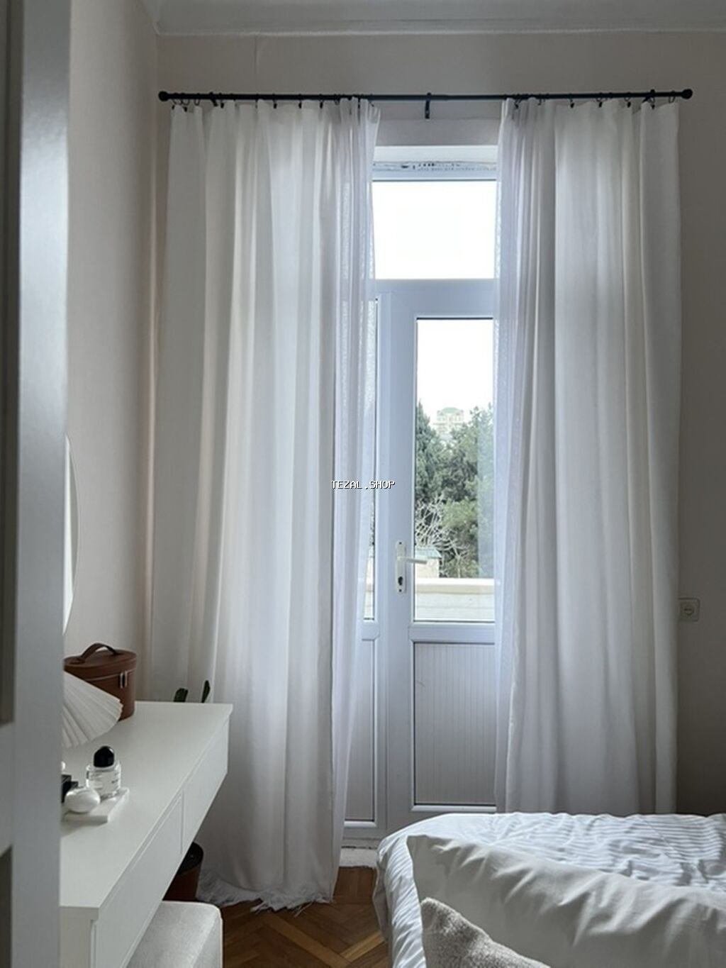 Ağ rəngli dekorativ pərdə vezyeti idiyaldi bir defe istifede olunub