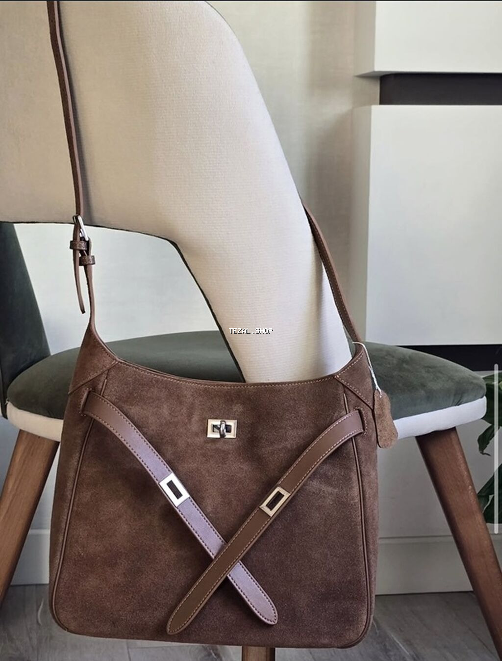 Qəhvəyi çiyin çantası - Material: yumşaq süet korpus, hamar dəri