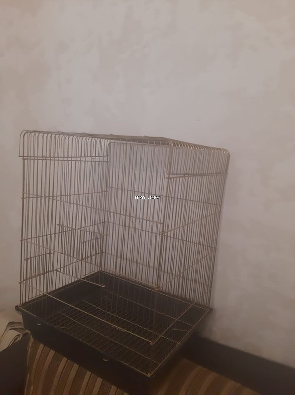 Qizili reng qefes yenidir Hundurluyu 56 Eni 42 Istiyen olsa Genclikden