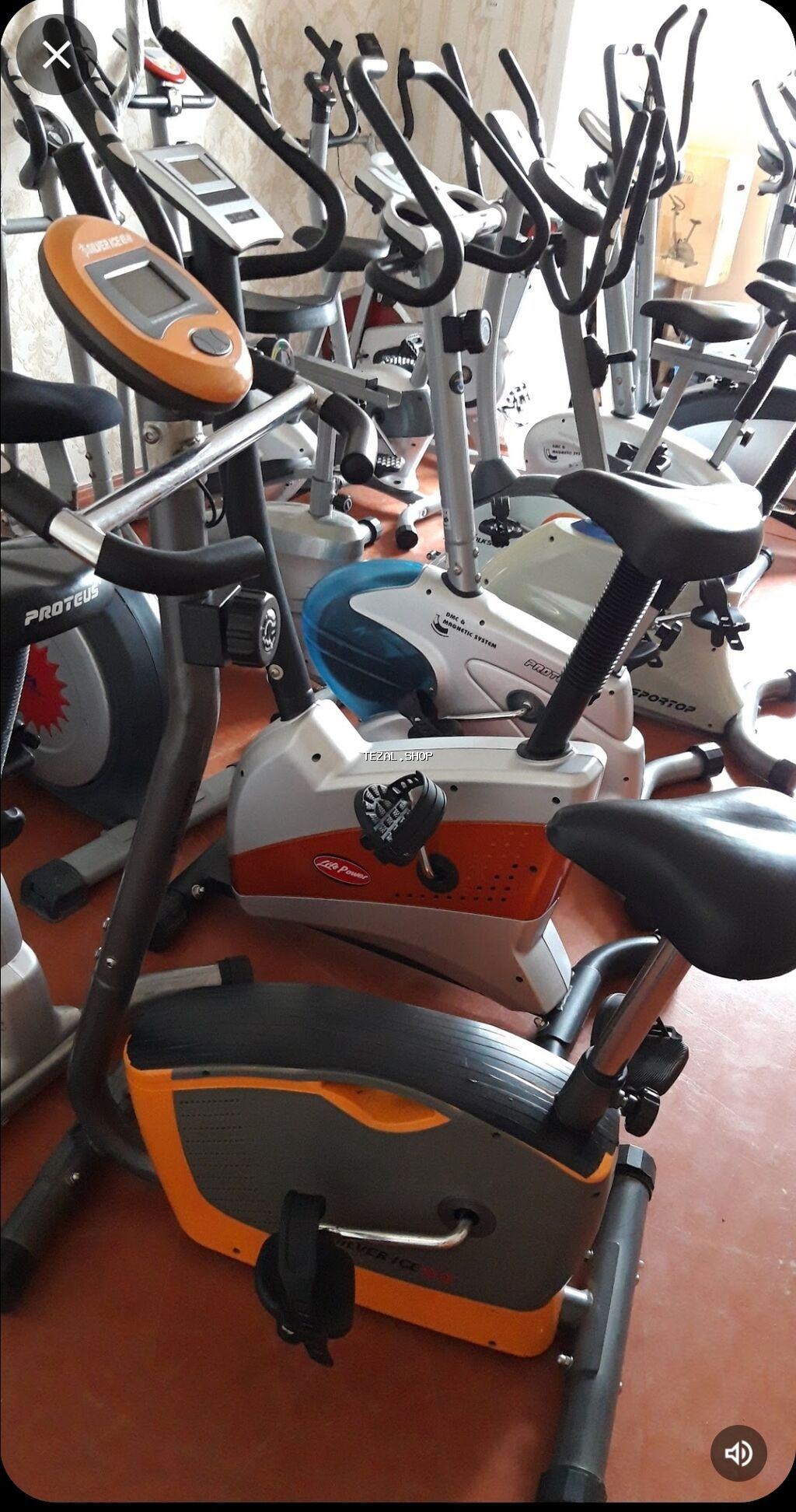 İdman zalı üçün müxtəlif stasionar velosipedlər. Bu velosipedlər, evdə