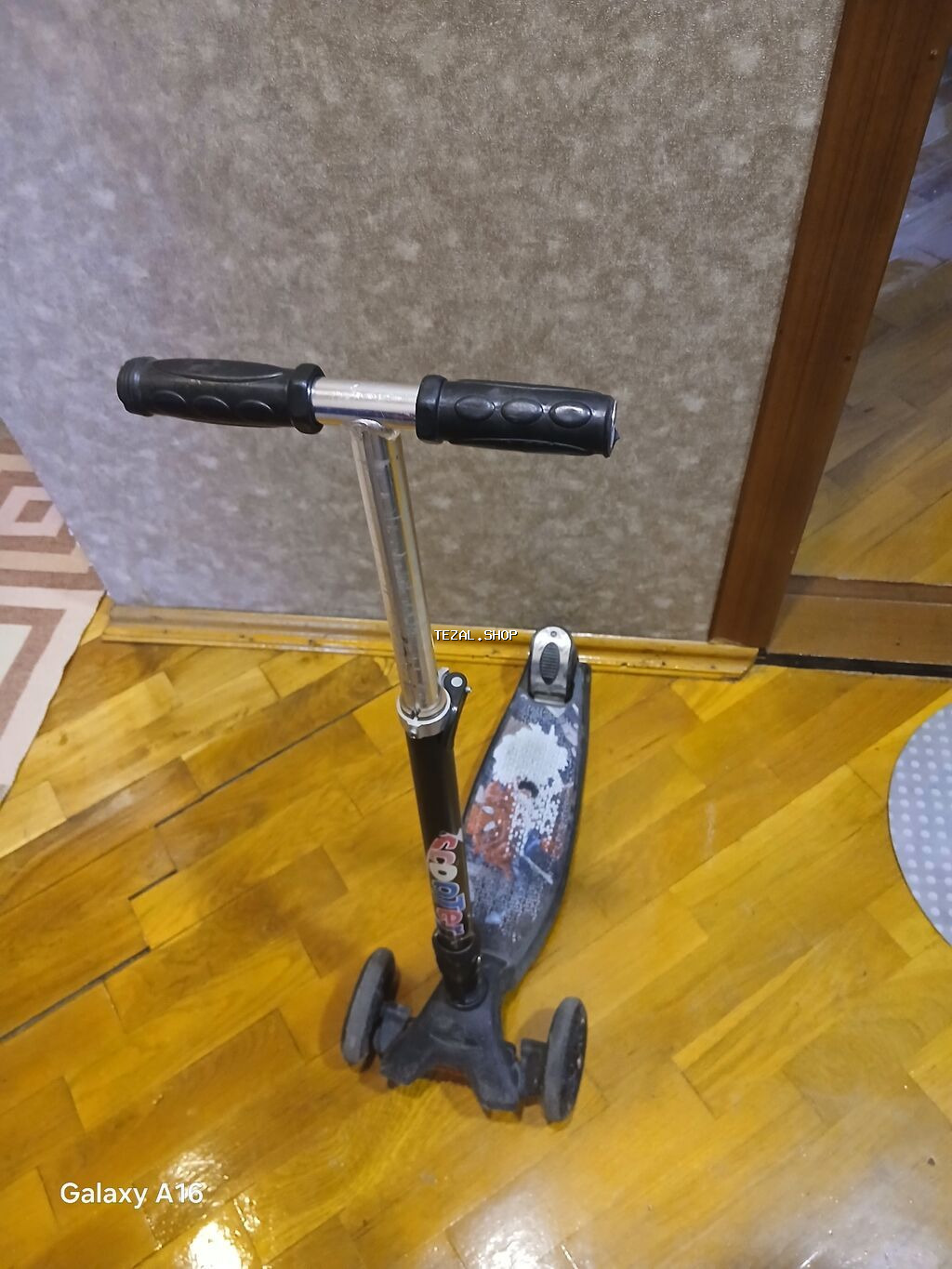 Uşaq skuter - 3 təkərli dizayn: Ön hissədə iki təkər, arxada bir