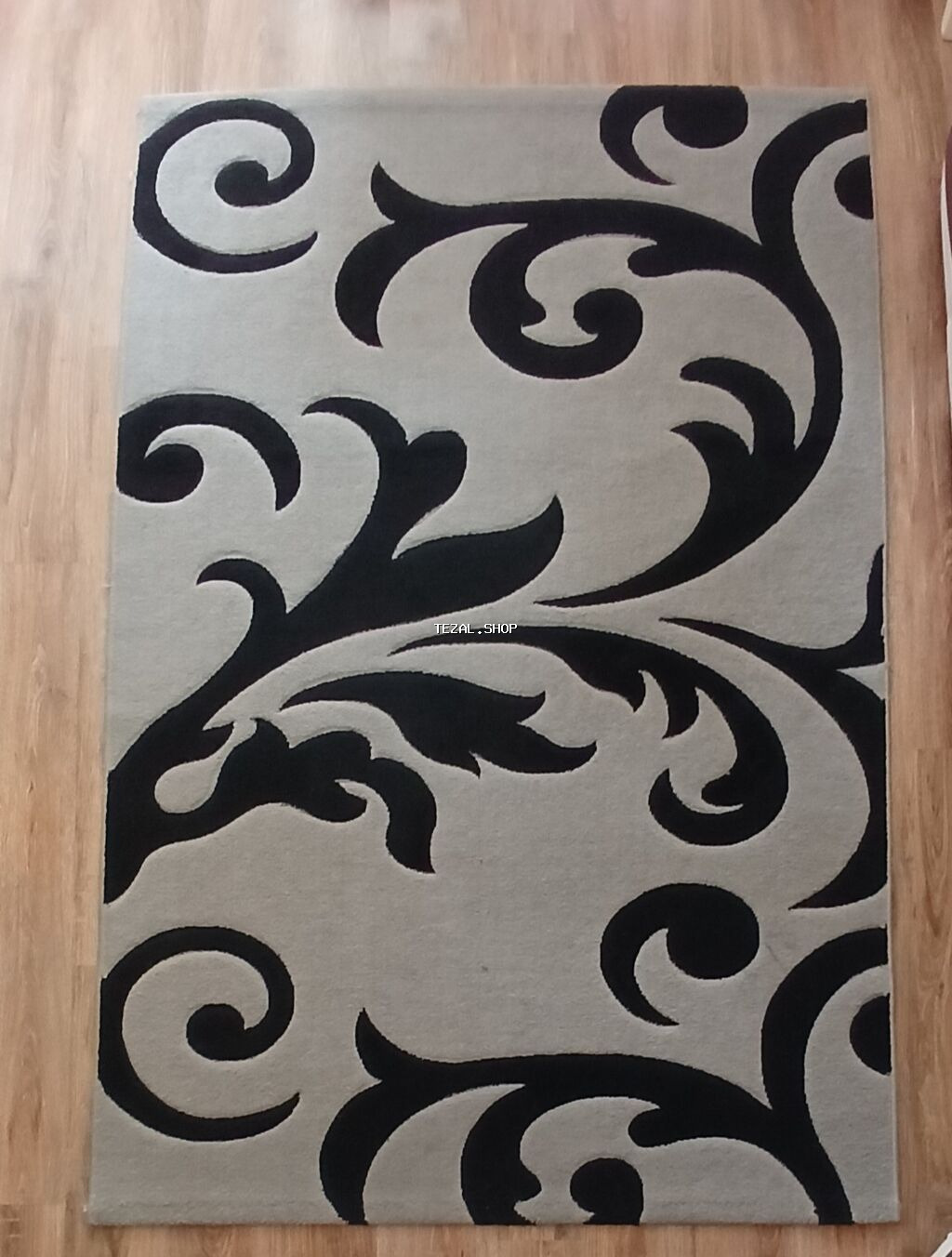 Müasir dizaynlı xalça - Rəng: açıq boz fon üzərində qara, iri