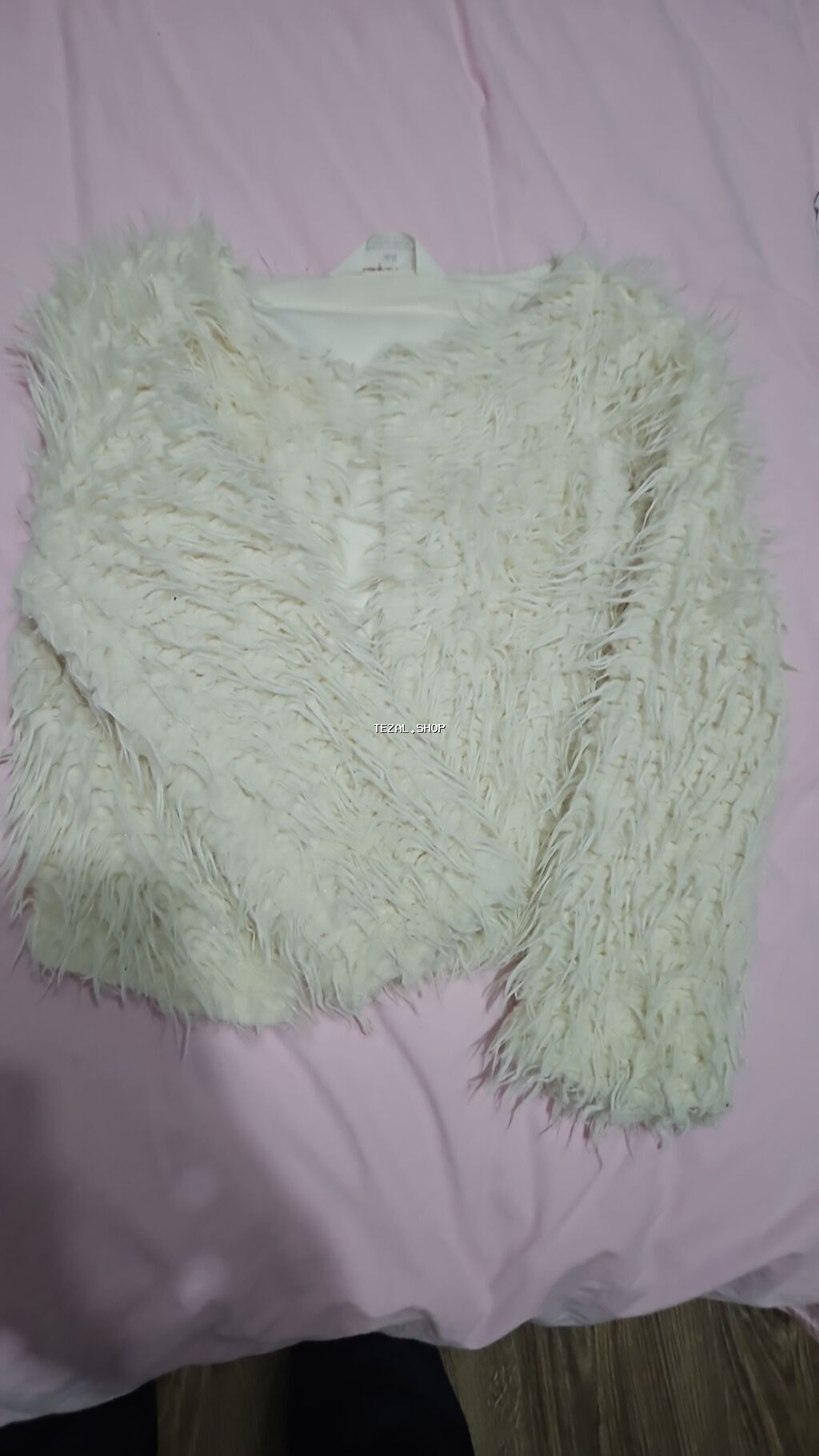 Qısa xəz effektli ağ kardiqan/sviter - Rəng: krem-ağ - Material: süni