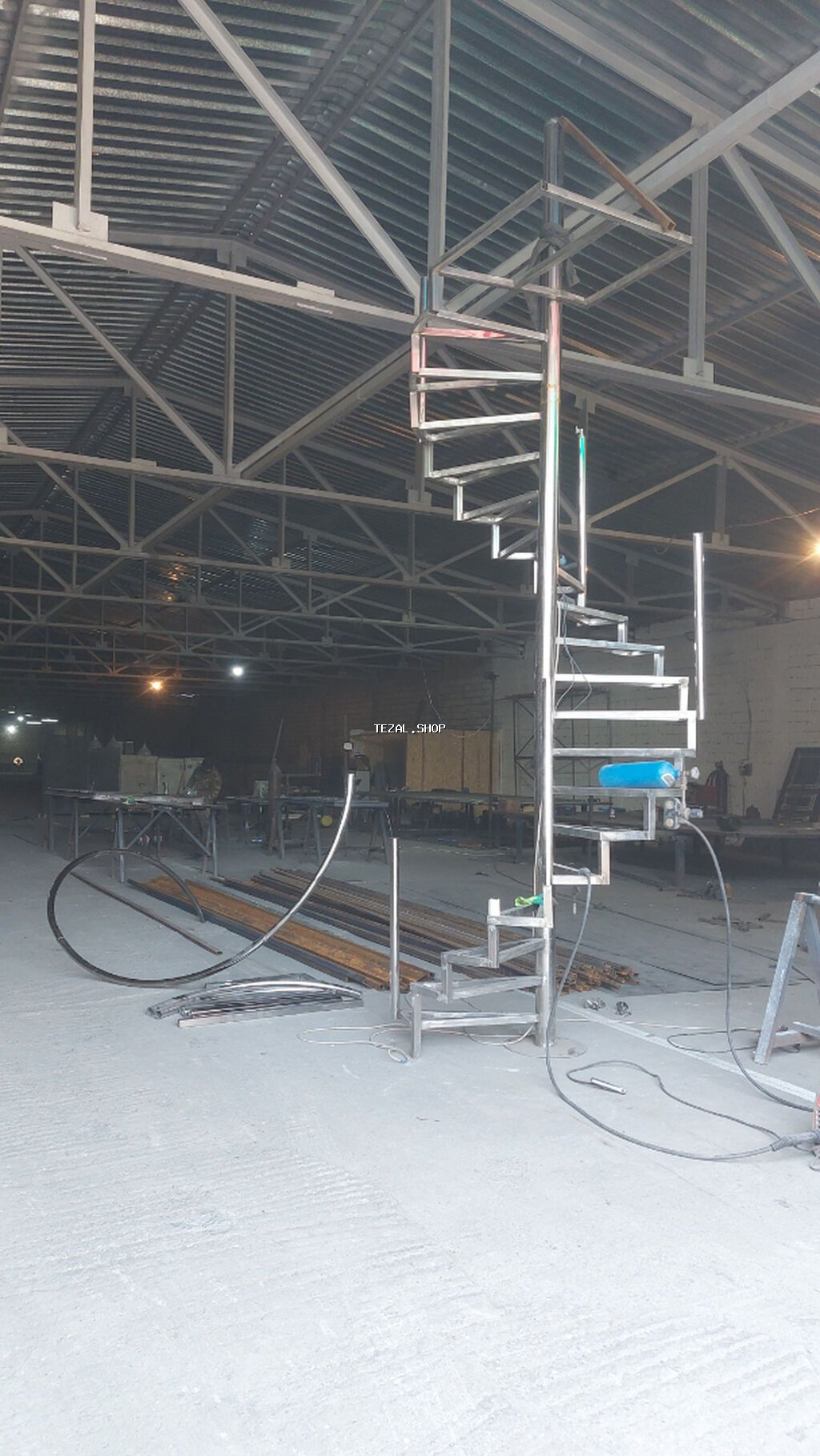 Pilləkən dizayn və layihələri. Kiçik şaquli məsafələrə bölünməklə iri