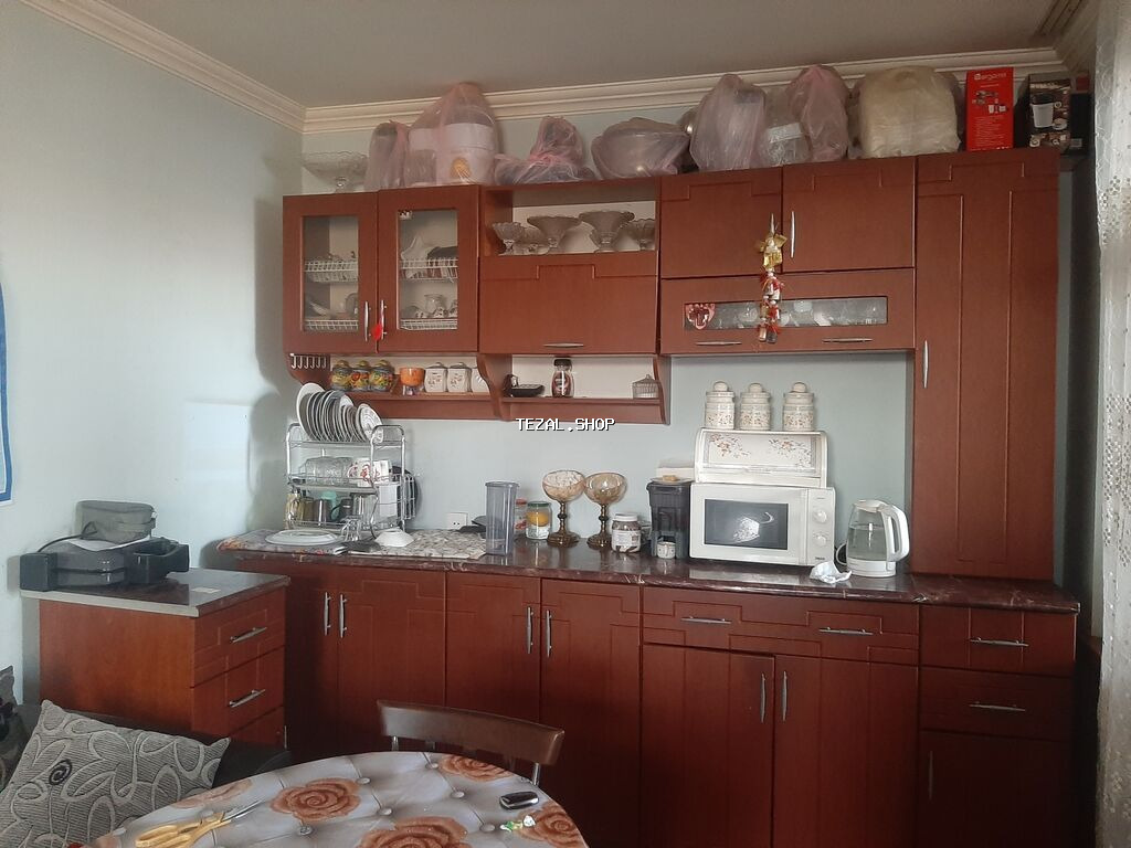 Mətbəx mebel dəsti – klassik tünd qəhvəyi rəngdə, düz xətli fasadlar