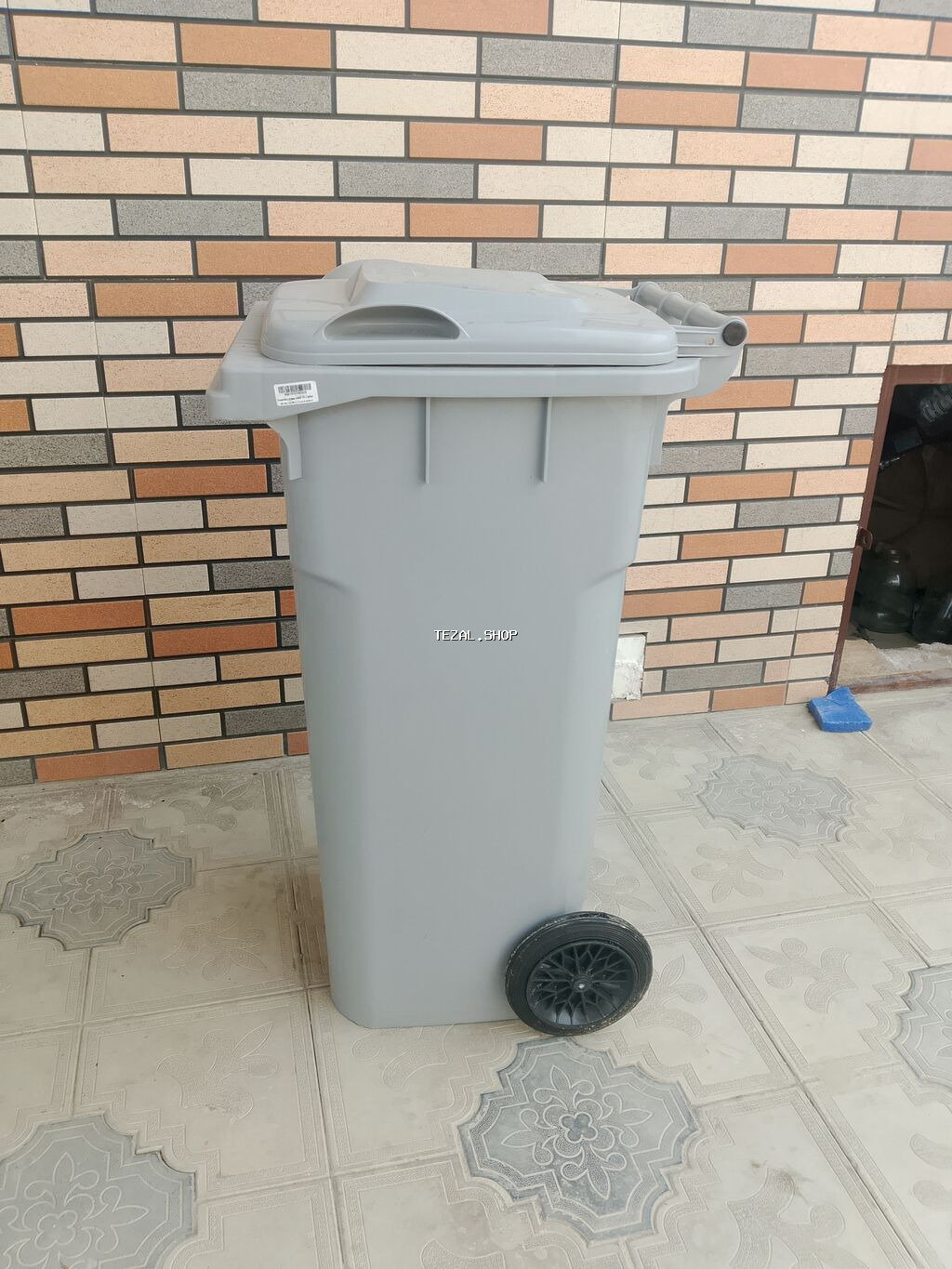 Təkərli tullantı konteyneri – boz rəng - Həcm: təxminən 120–140 litr