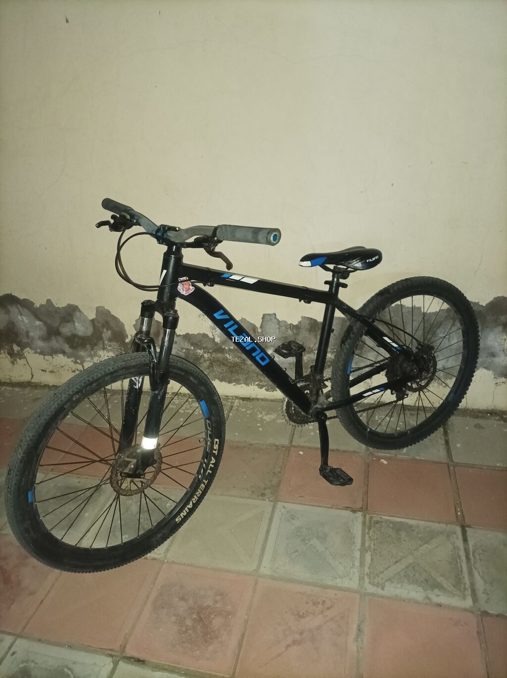 Vilano dağ velosipedi - Çərçivə: Alüminium hardtail, qara rəngdə