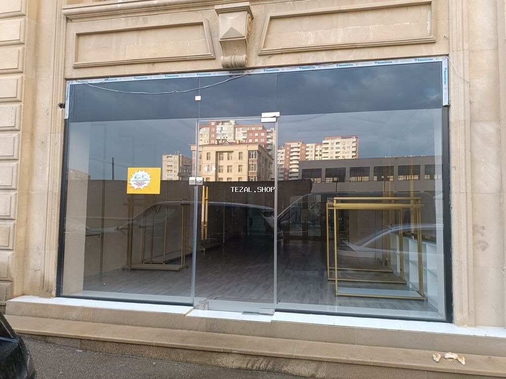 Amay ticarət mərkəzində 80m² obyekt satılır.Obyektə giriş həm çöl həm