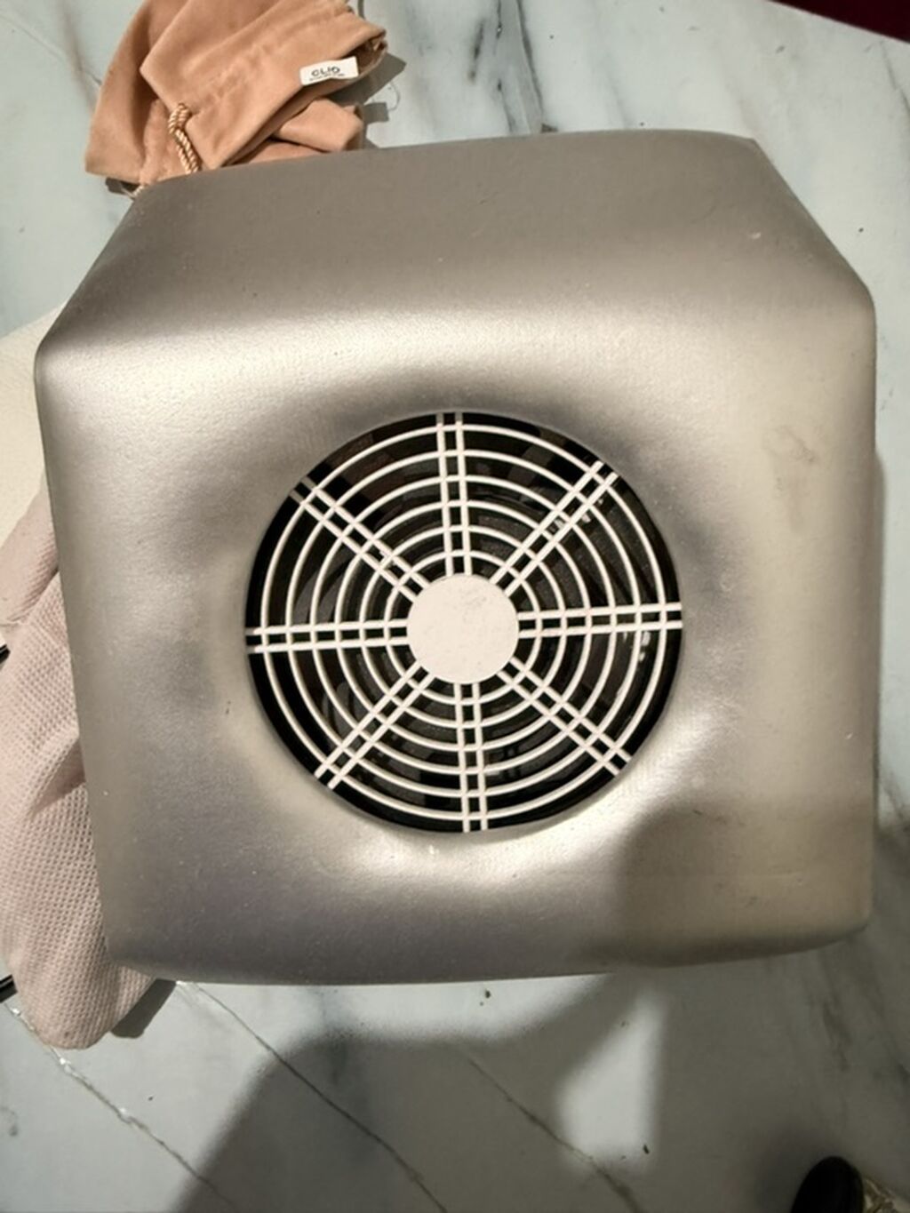 Manikür üçün toz yığan cihaz Təzədi karubkasıda var - Masada