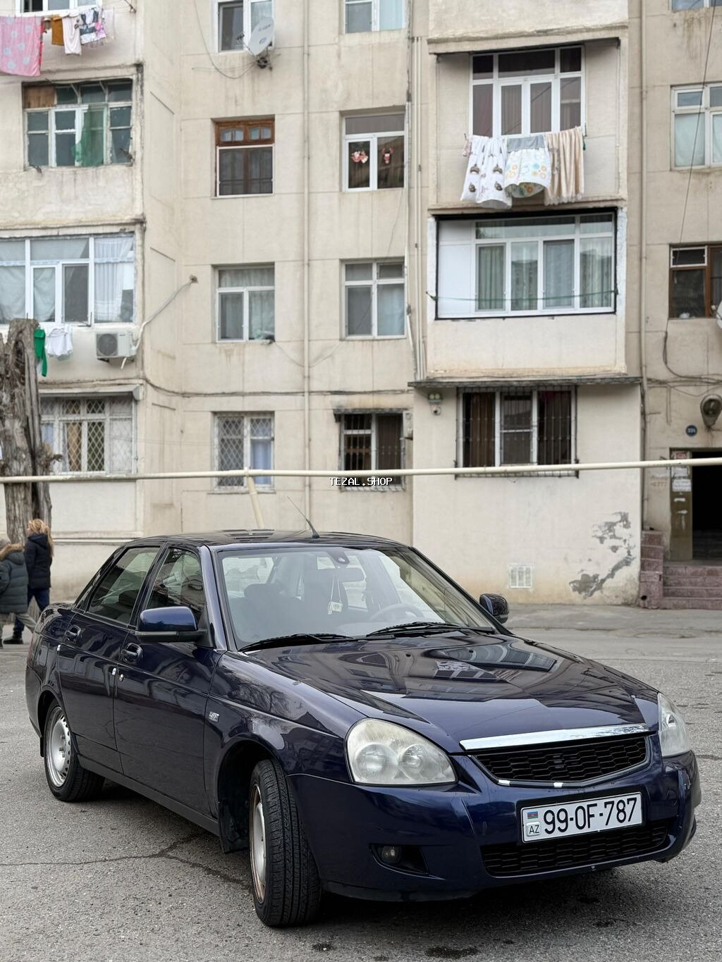 Lada Priora sedan – tünd mavi rəngdə, Azərbaycan nömrə nişanı