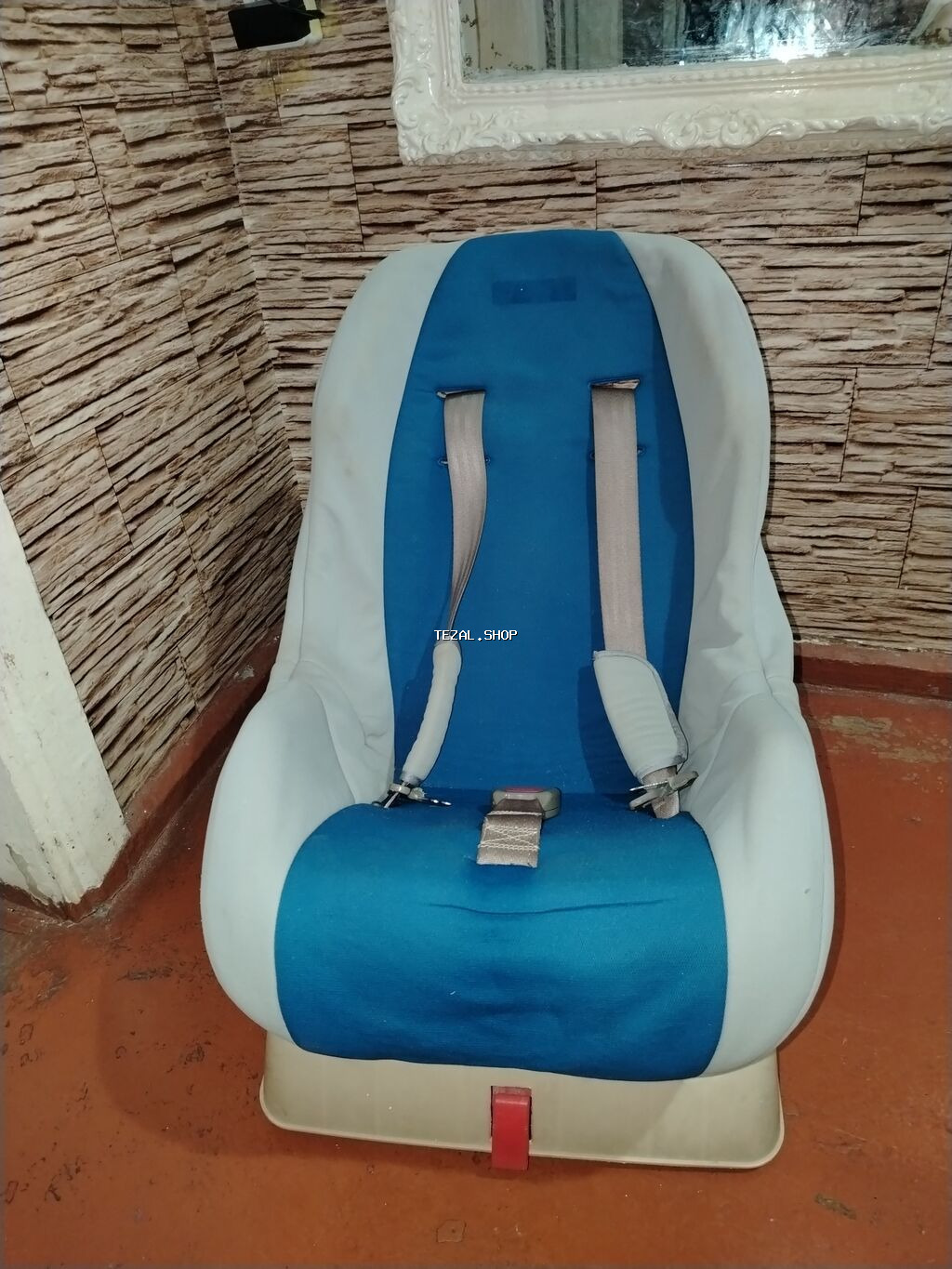 Maşın üçün uşaq oturacağı normal vəziyyətdədir