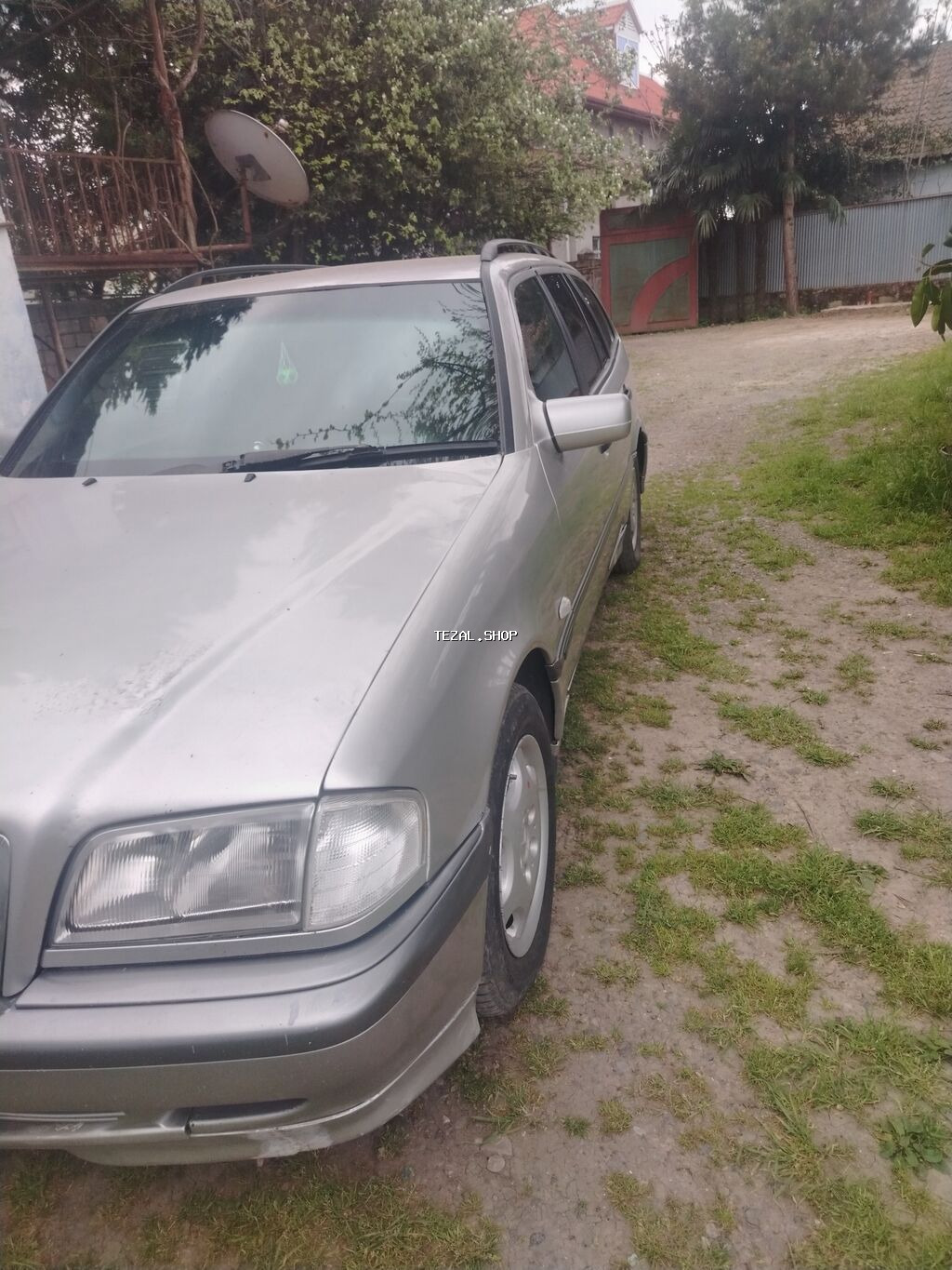 Gümüşü rəngli universal kuzovlu minik avtomobili Başlıca