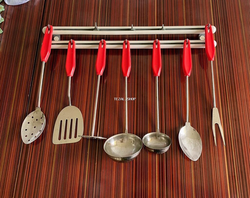 Sovetindir. İşlədilməyib. Mətbəx ləvazimatları dəsti + divar asqısı