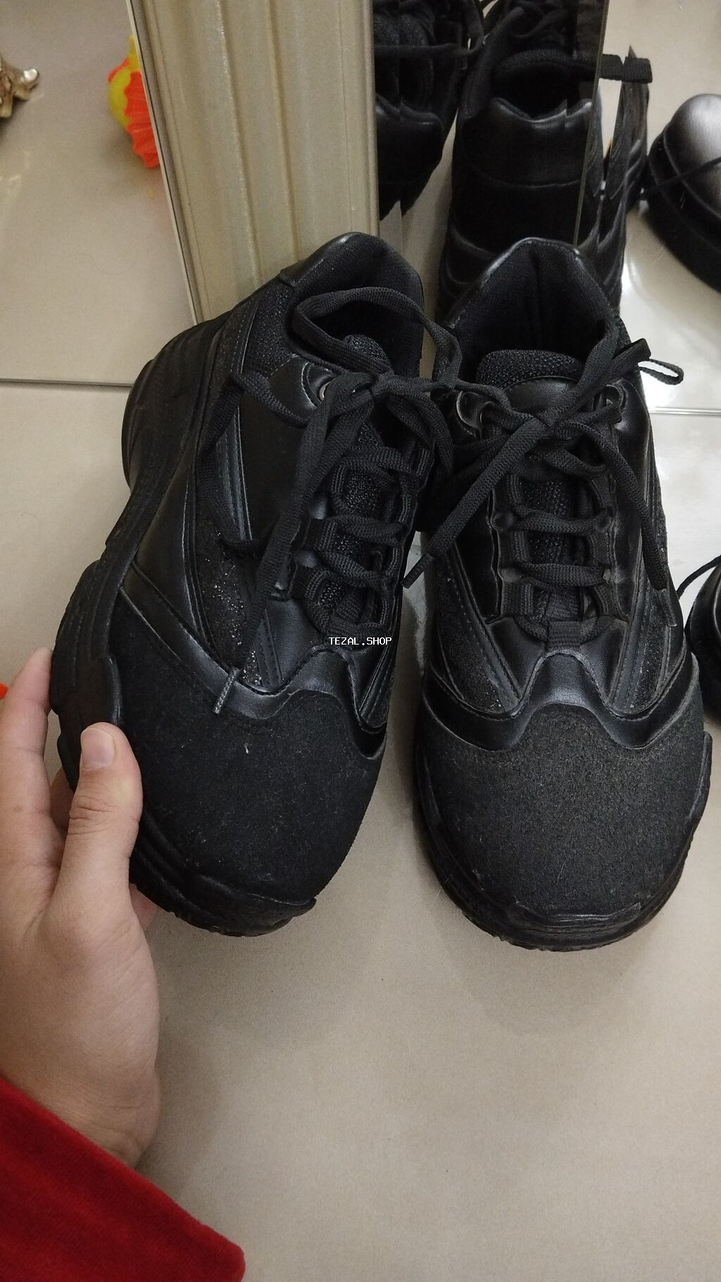 Tamamilə qara rəngdə, rahat kişi krossovkaları. Bu krossovkalar