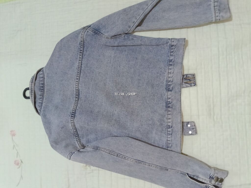 Açıq mavi yuyulmuş effektli cins gödəkçə. Klassik düz kəsim, çevrilən