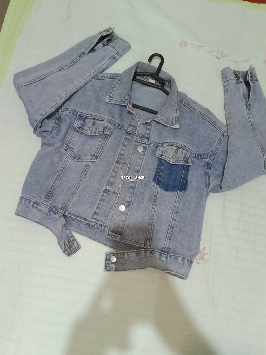 Açıq mavi yuyulmuş effektli cins gödəkçə. Klassik düz kəsim, çevrilən - şəkil 2