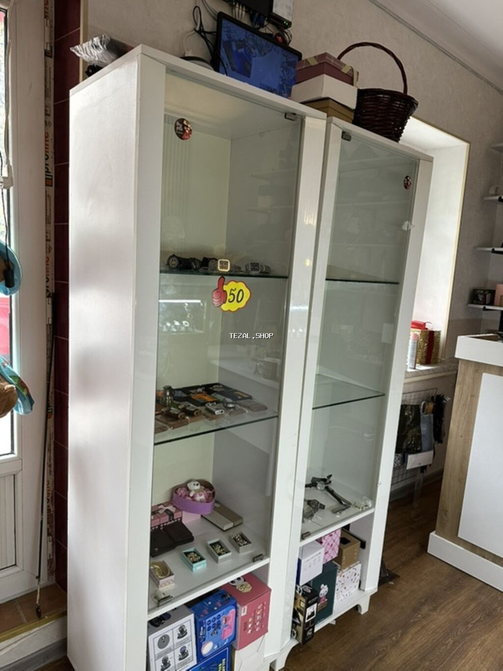 Şüşəli dolab vitrini, İşlənmiş, Ünvandan götürmə