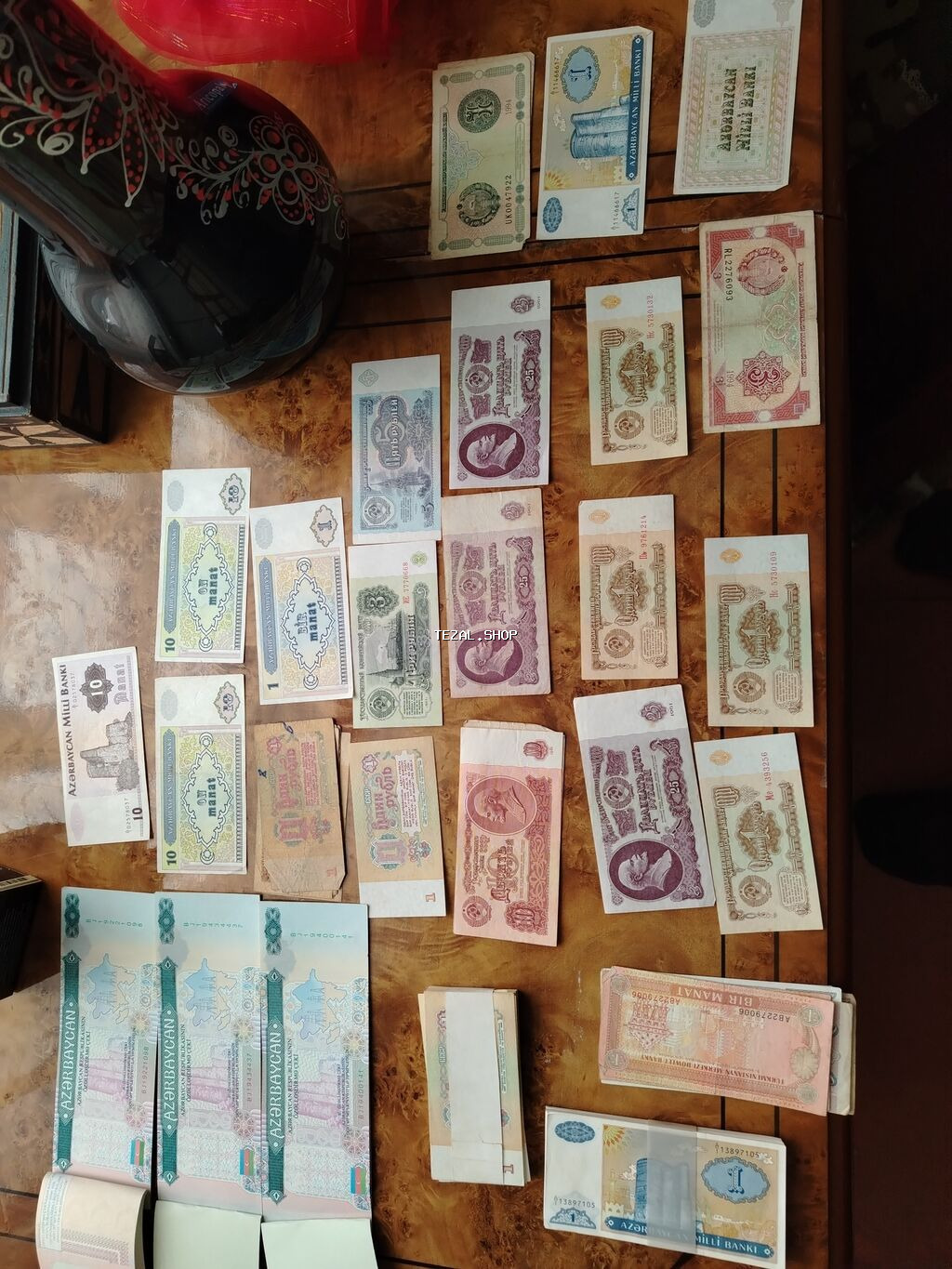 Təqdim olunur: - Müxtəlif dövrlərə aid kağız pullar: Azərbaycan