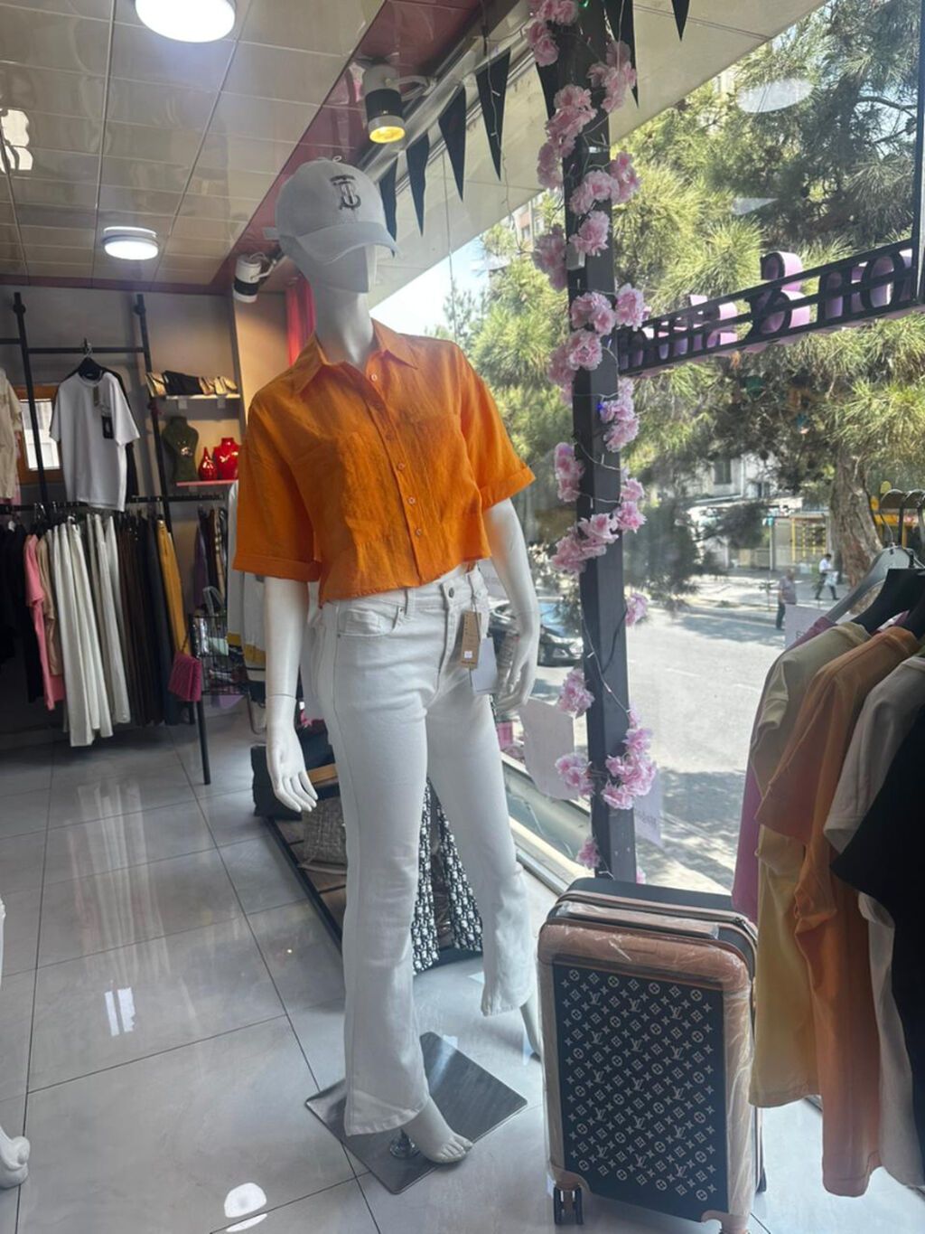 Hazır biznes (Qadın geyim mağazası) Qadın geyim mağazası bağlanıb və