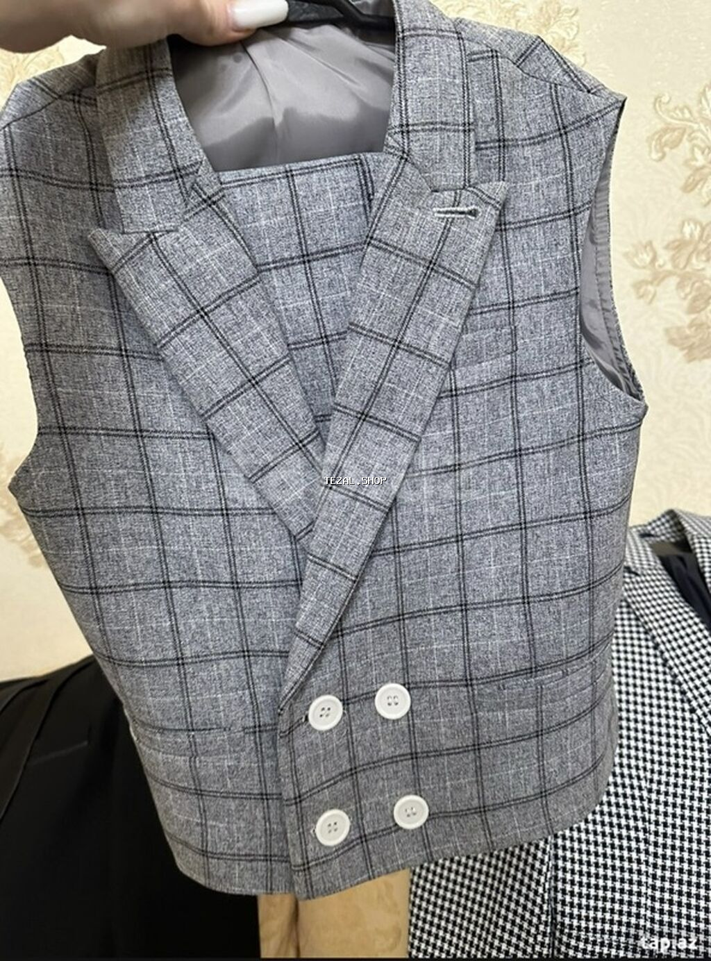 Boz rəngdə, kvadratlı naxışlı kişilər üçün klassik jilet. - Model